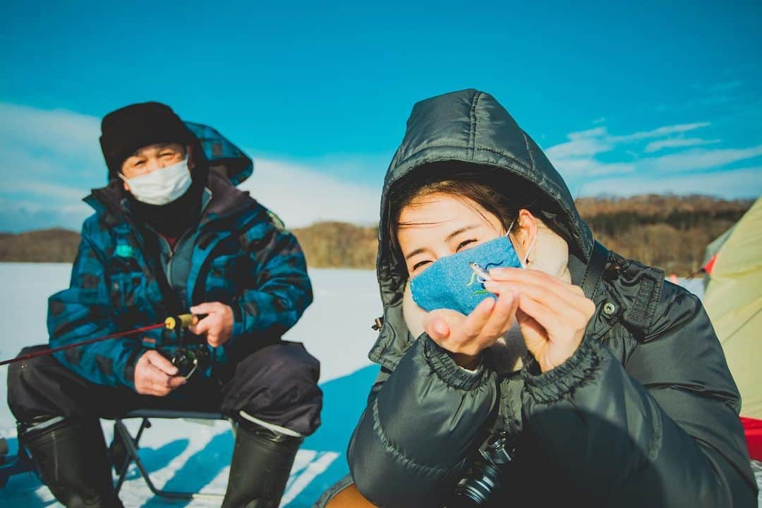 ロンモンロウさんのインスタグラム写真 - (ロンモンロウInstagram)「「白老町の魅力発見の旅（その①）」  水と自然を楽しめる「ナチュの森」を訪問！ 白老町にある水質日本一にもなった倶多楽湖の湧水を商品に活用しているらしい！ ランチは施設内にあるレストランでコラーゲンたっぷり美肌参鶏湯セットを食べて カラダの内側から温まりました！  この日は風速10m前後、時折雪も舞う中、ポロト湖でワカサギ釣り名人の釣りの 妙技を見学！白老町は本当に美味しいグルメや楽しい場所が揃っていて、 お土産も迷っちゃいます・・・！  #北海道 #白老町 #白老 #しらおい #ナチュの森 #ワカサギ釣り #ウポポイ #虎杖浜 #ナチュラルファクトリー北海道 #美肌 #倶多楽湖 #ポロト湖 #暴風雪」2月3日 17時08分 - ronmonroe_official