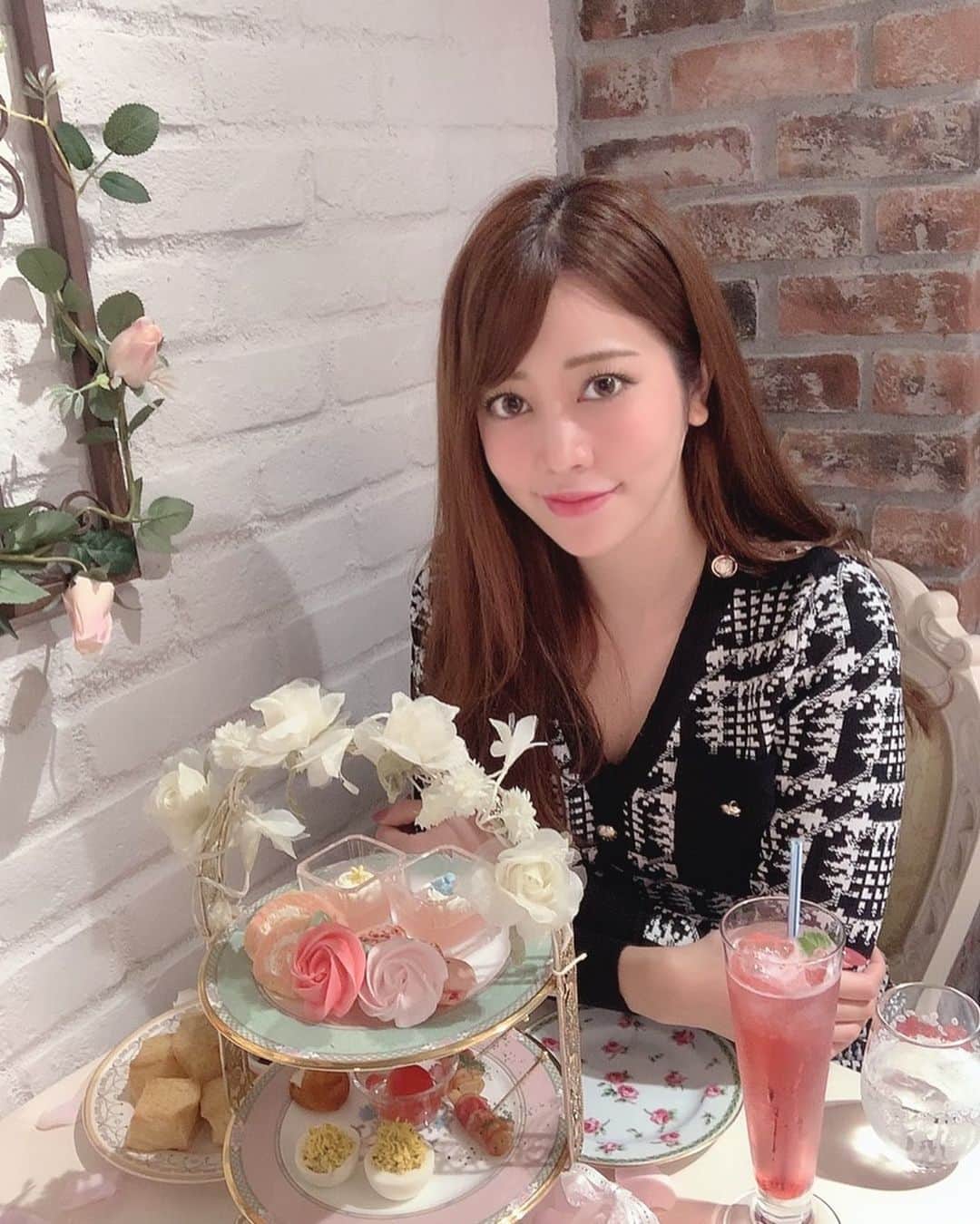 薄井美樹のインスタグラム：「．     最近出かけないので 過去pic📷💕   ここのカフェは本当に メルヘンで可愛いの🌹✨     ．」