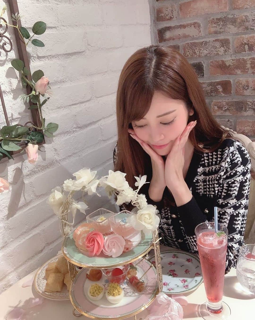 薄井美樹さんのインスタグラム写真 - (薄井美樹Instagram)「．     最近出かけないので 過去pic📷💕   ここのカフェは本当に メルヘンで可愛いの🌹✨     ．」2月3日 17時09分 - mikiusui_211