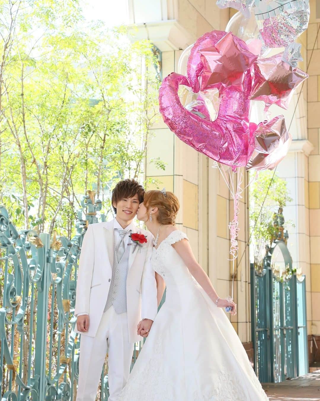 マリエカリヨン名古屋のインスタグラム：「@marieecarillon . グリーンが美しく輝き まるで幸せいっぱいのお二人を 祝福しているかのよう♡  特別な日だからこそ、 少し照れくさいラブラブショットも たくさんお写真に残しましょう* . ▼ブライダルフェアは インスタのTOPからご予約が出来ます⚐ ＞＞＞ @marieecarillon . マリエカリヨン名古屋では、 お客様の安心安全を考慮して、 業界のガイドラインに沿って、 感染症対策を行ったうえで、 営業を行っております。 オンラインでのご相談も受け付けておりますので、 お気軽にお問合せ下さい。 . ------------------ . @marieecarillonをフォローして #マリエカリヨン #マリエカリヨン名古屋 のハッシュタグをつけて お写真を投稿してみてくださいね✳︎ . こちらの公式IG（@marieecarillon） で取り上げさせていただきます♡ . #式場見学 #プレ花嫁 #結婚式場 #名古屋結婚式 #結婚式  #ウェディングドレス #カラードレス #挙式　#挙式レポ #結婚式レポ #チャペル #大聖堂 #卒花嫁 #式場迷子 #披露宴 #結婚式準備 #日本中の花嫁さんと繋がりたい #東海プレ花嫁 #名古屋花嫁 #プレ花嫁準備 #入籍 #前撮り #後撮り #フォトウェディング #ウェディングフォト #ロケーションフォト #花嫁コーディネート #ウェディングバルーン」