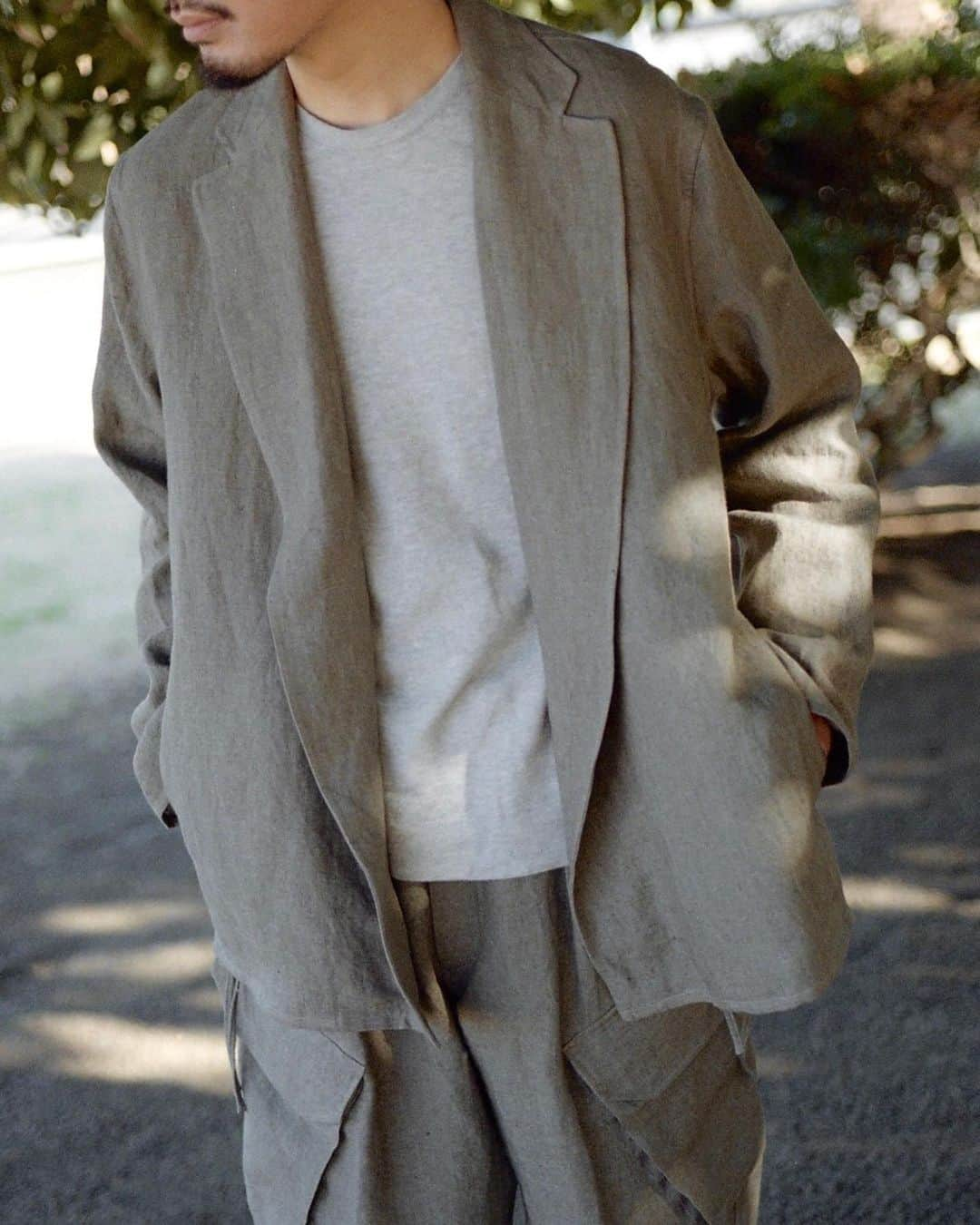 BLOOM&BRANCHのインスタグラム：「﻿ Information﻿ blurhms for BLOOM&BRANCH﻿ Wash Linen Cardigan Jacket﻿ Wash Linen Side Strings 6P Pants﻿ (mens)﻿ 21.2.6- Release﻿ -﻿ blurhmsとの21SS別注企画、Wash Linen Cardigan JacketとWash Linen Side String 6P Pantsを2月6日(土)より全店及びWEB SHOPにて発売いたします。洗い加工を加え使い込まれたかのような質感が魅力的なリネン地で仕上げられています。ジャケットは外ポケットを内ポケットへ変更し、ボタンのないすっきりとしたカーディガンのような仕様に。パンツはレングスをやや長くし足元にワンクッション弛みが生まれる様オーダー。大人のリラックス感溢れるアイテムを是非﻿ お楽しみください。﻿ -﻿ JOURNALでは発売に先駆け、blurhmsのデザイナー村上氏とディレクター柿本による対談を公開しております。是非ご覧ください。﻿ -﻿ @blurhms_official @bloomandbranch﻿ #blurhms #bloomandbranch﻿」