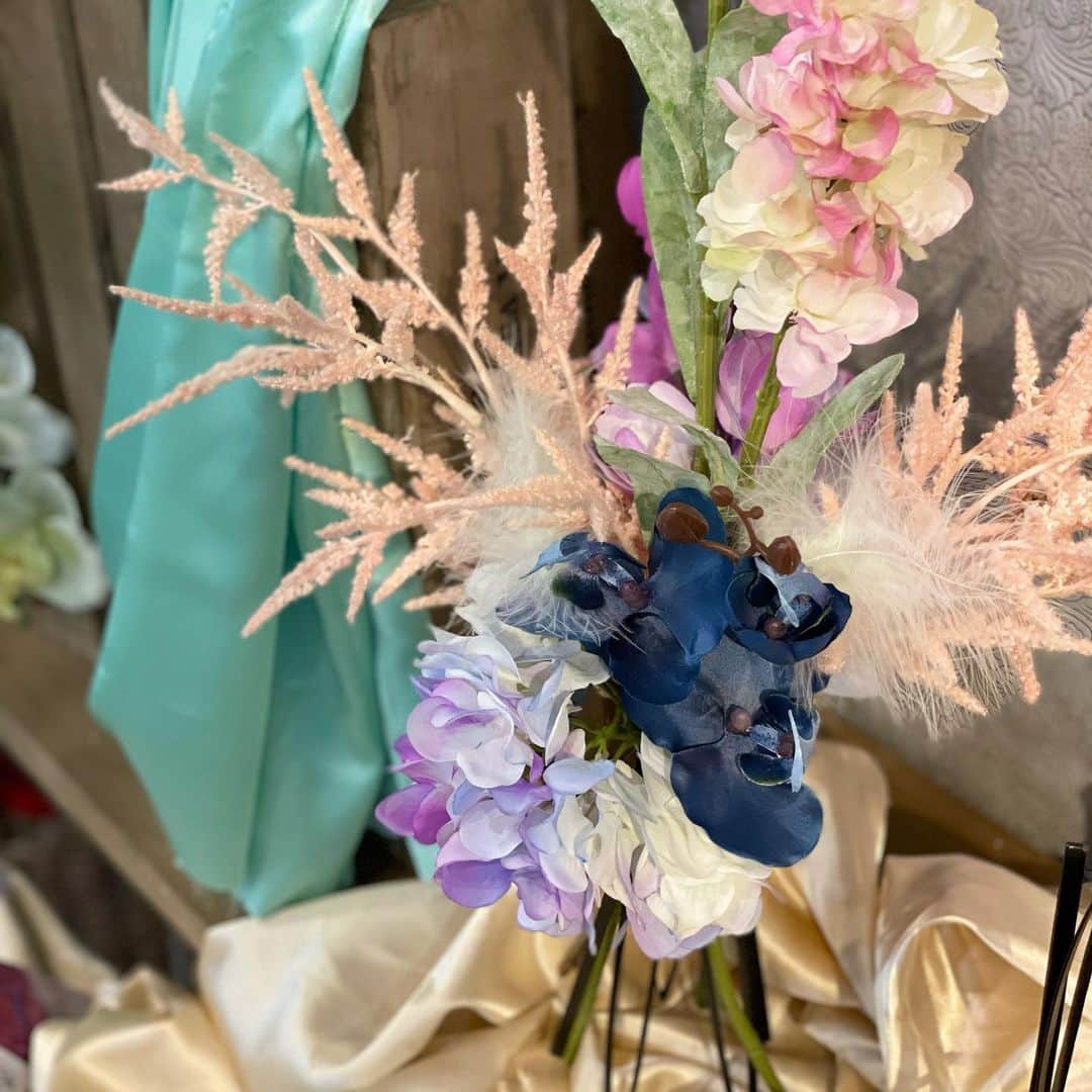横浜ディスプレイミュージアムさんのインスタグラム写真 - (横浜ディスプレイミュージアムInstagram)「2021ssトレンド 「ネオンカラー」  最近、ドライフラワーと合わせたネオンカラーのディスプレイをよく見かけます💎  トレンドカラーと知って気になった売場スタッフが 白い造花にスプレーで色付けして オリジナルカラーのアーティフィシャルフラワーを作ってみました！  スプレーはすぐに乾燥するので扱いやすくオススメです  お好みの色の商品が見つからない方は ぜひお試しください😄  カラースプレー ¥2,600 +tax  #横浜ディスプレイミュージアム #株式会社ポピー #横浜 #ディスプレイ#アーティフィシャルフラワー #フラワーアレンジメント #フラワーデザイン #インテリア雑貨 #インテリア#インテリアコーディネート#スタイリスト#装飾#デコレーション#花のある暮らし #花好きな人と繋がりたい #春アレンジ  #春#ネオンカラー#display #yokohama#flowerarrangement #interiordesign #artficialflower #flowerstagram」2月3日 17時13分 - yokohamadisplaymuseum
