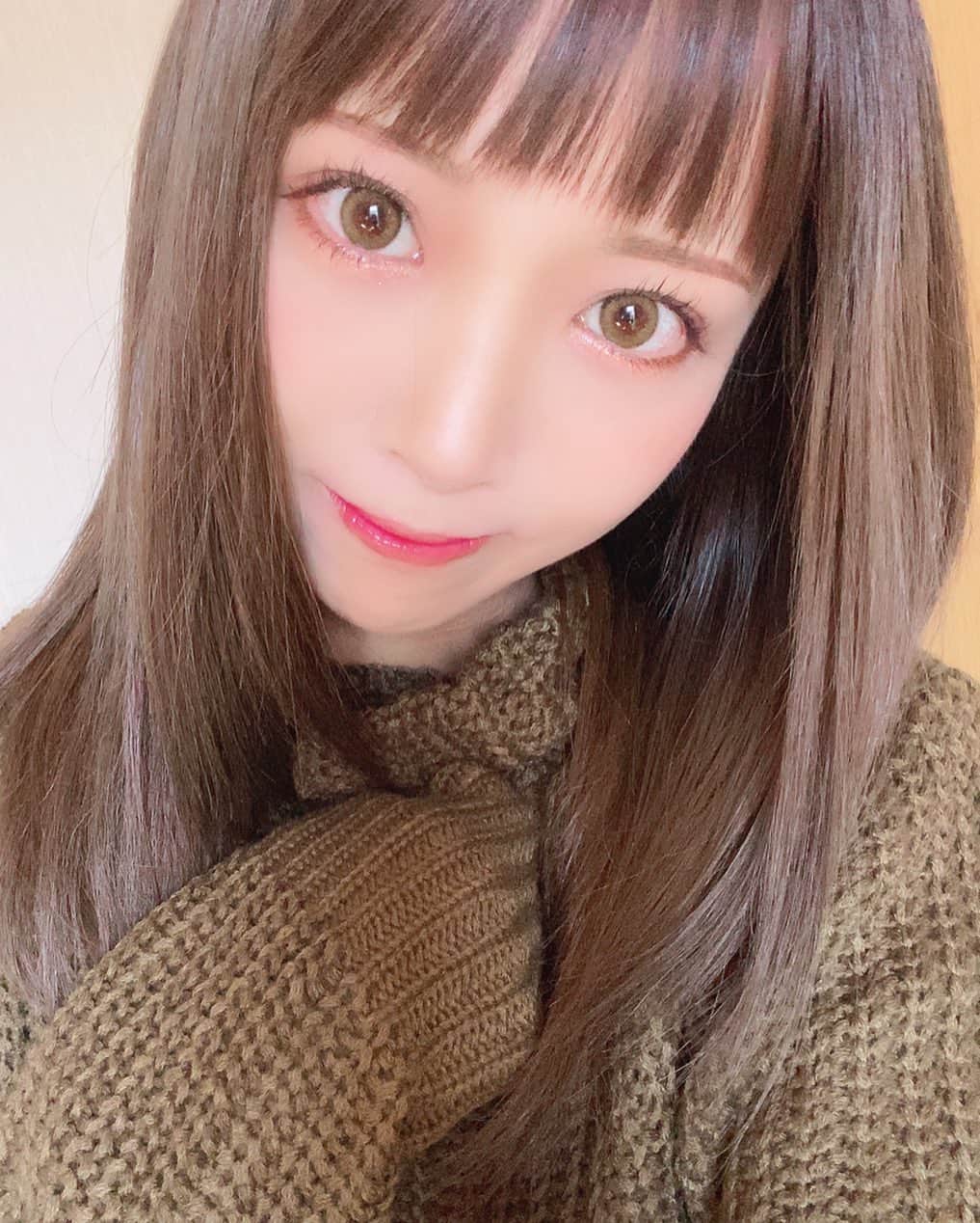 鈴木りんだのインスタグラム：「自撮りは可愛く撮れてるんだけど実際はオン眉そんな似合ってないんだ。ごめんね。 詐欺りすぎて実物見られたら気まずい。」