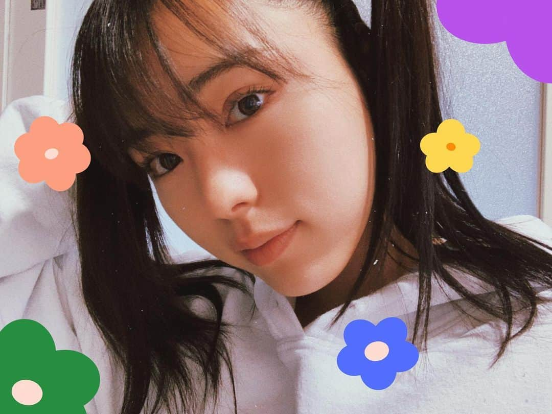 井手上漠さんのインスタグラム写真 - (井手上漠Instagram)「アイドルみたい二つ結び ポニーもツインも名前がかわいいなぁ 昨日が二つ結びの日らしいけど おくれてもやりたがり 3年前だったけな、おねえちゃんと二つ結びしたのは #ツインテールの日」2月3日 17時17分 - baaaakuuuu