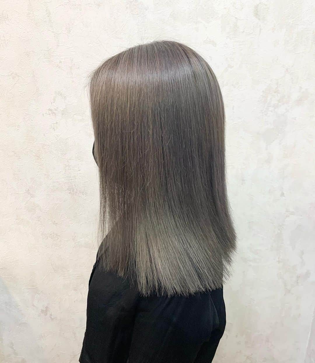 salon PRATiNO(サロンプラチノ)のインスタグラム：「. ✨#グレージュカラー ✨. . ブリーチ3〜4回 綺麗なグレージュカラーに❣️  . . 【CLAVIS PRATINO】 ◇月曜日～土曜日 10:00～20:00 ◇日曜日 10:00～18:00  ※定休日なし ※時間外はお問い合わせください。 愛知県名古屋市中区錦3-4-19石垣ビル７Ｆ ☎︎052-962-7017  【PRATINO SNS・お店情報】  Instagram  メインアカウント→ clavis_pratino スタッフアカウント→ pratino_staff YouTube → https://www.youtube.com/channel/UC29An_f8mXliizce-Y6AUsA  LINE@→ ＠clavis-pratino HP→ http://clavis-pratino.com CLAVIS公式アプリ→ アプリ検索「CLAVIS 公式アプリ」  . #hairstyle #hair #cornrow #braids #clavispratino #spiralperm #pratino #hairsalon #nagoya #haircolor #love #派手髪 #外国人風カラー #バレイヤージュ #グラデーション #コーンロウ #ブレイズ #スパイラルパーマ#ピラミンゴカラー  #特殊ヘア #ブラックヘア #美容室 #ヘアサロン #ヘアスタイル #ヘアカラー #クラビスプラチノ #名古屋 #栄 #錦」