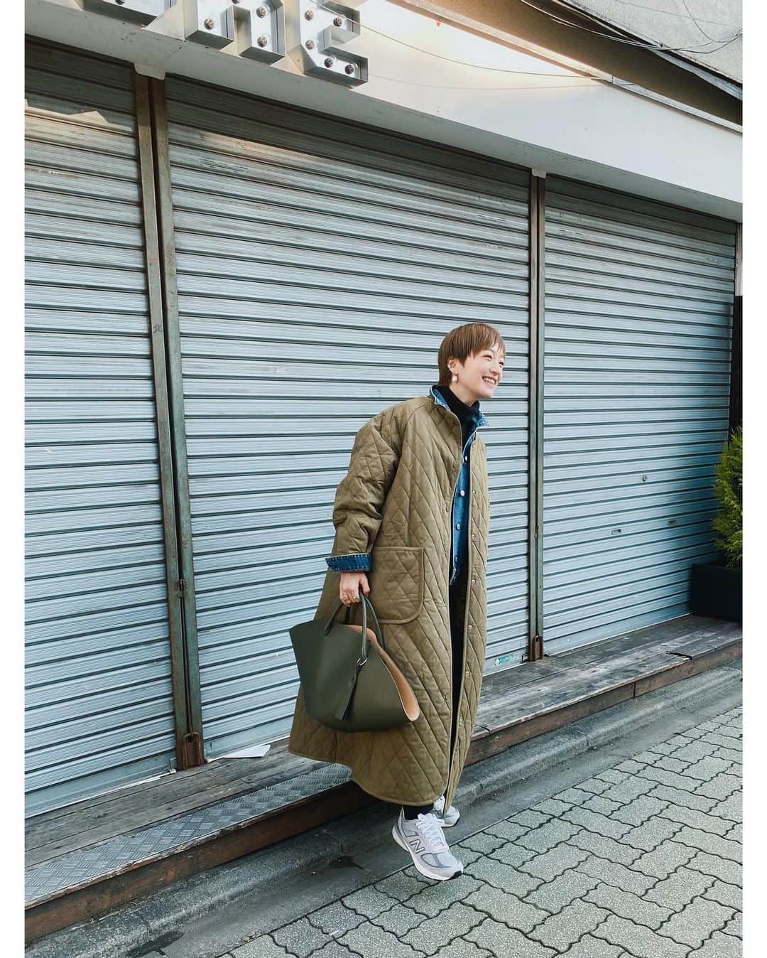高山都さんのインスタグラム写真 - (高山都Instagram)「今週はしりとりコーデなイメージで。 昨日とGジャンは同じ。 コートは @libra._official_ なんとこれ8580円。ものすごくコスパいい。 #キルティングロングコート  オーバーサイズでロング丈だから、重ね着もしやすくて◎ #都ふく denim jacket @acnestudios  knit @maisonmargiela  skirt @cosstores_jp  bag @jilsander  sneaker @newbalance  10年ぶりに買った #newbalance990 はソールが進化してて、最高に履きやすい。 前に履いてたやつが、履くとボロボロ崩れてきたので、新調。 これ、ホントに歩きやすくてオススメです。 さて、明日は何と何をつなげようかなー。」2月3日 17時21分 - miyare38