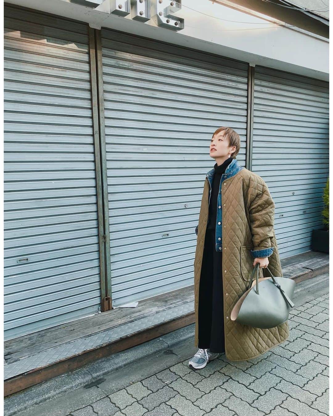 高山都さんのインスタグラム写真 - (高山都Instagram)「今週はしりとりコーデなイメージで。 昨日とGジャンは同じ。 コートは @libra._official_ なんとこれ8580円。ものすごくコスパいい。 #キルティングロングコート  オーバーサイズでロング丈だから、重ね着もしやすくて◎ #都ふく denim jacket @acnestudios  knit @maisonmargiela  skirt @cosstores_jp  bag @jilsander  sneaker @newbalance  10年ぶりに買った #newbalance990 はソールが進化してて、最高に履きやすい。 前に履いてたやつが、履くとボロボロ崩れてきたので、新調。 これ、ホントに歩きやすくてオススメです。 さて、明日は何と何をつなげようかなー。」2月3日 17時21分 - miyare38