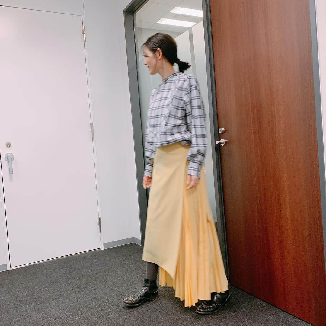 森貴美子さんのインスタグラム写真 - (森貴美子Instagram)「お返事遅れました🙇‍♀️ この日の衣装は　スタイリスト　@revo728_stylist_kaori  ちゃんオススメの黄色いスカートで春らしく🌸 上下ともに　@hyke_official です。 ・ #衣装 #hyke」2月3日 17時32分 - morikimi_morikimi