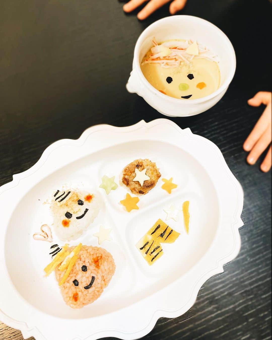小林真由のインスタグラム：「昨日の節分👹﻿ オニぎりとお肉で恵方巻🍙﻿ ﻿ 子供と作ると1歩進んで2歩下がる状態でいつも時間が掛かるけど楽しそうで嬉しい、、😂﻿ 写真撮ろうと携帯を探してる間に食べられちゃってたけど🥺、型抜き好きな娘にくり抜いてもらって一緒に盛り付けて楽しかった。﻿ ﻿ 息子の離乳食までは辿り着かなかった..🥲﻿ 来年頑張るね👶🏼﻿ ﻿ ﻿ #節分 #鬼ぎり #茶碗蒸し #ご飯 #料理 #ファッション #コーデ #ママコーデ #女の子ママ #男の子ママ #ママライフ #コーディネート2歳 #生後6ヶ月 #ベビー #二人育児」