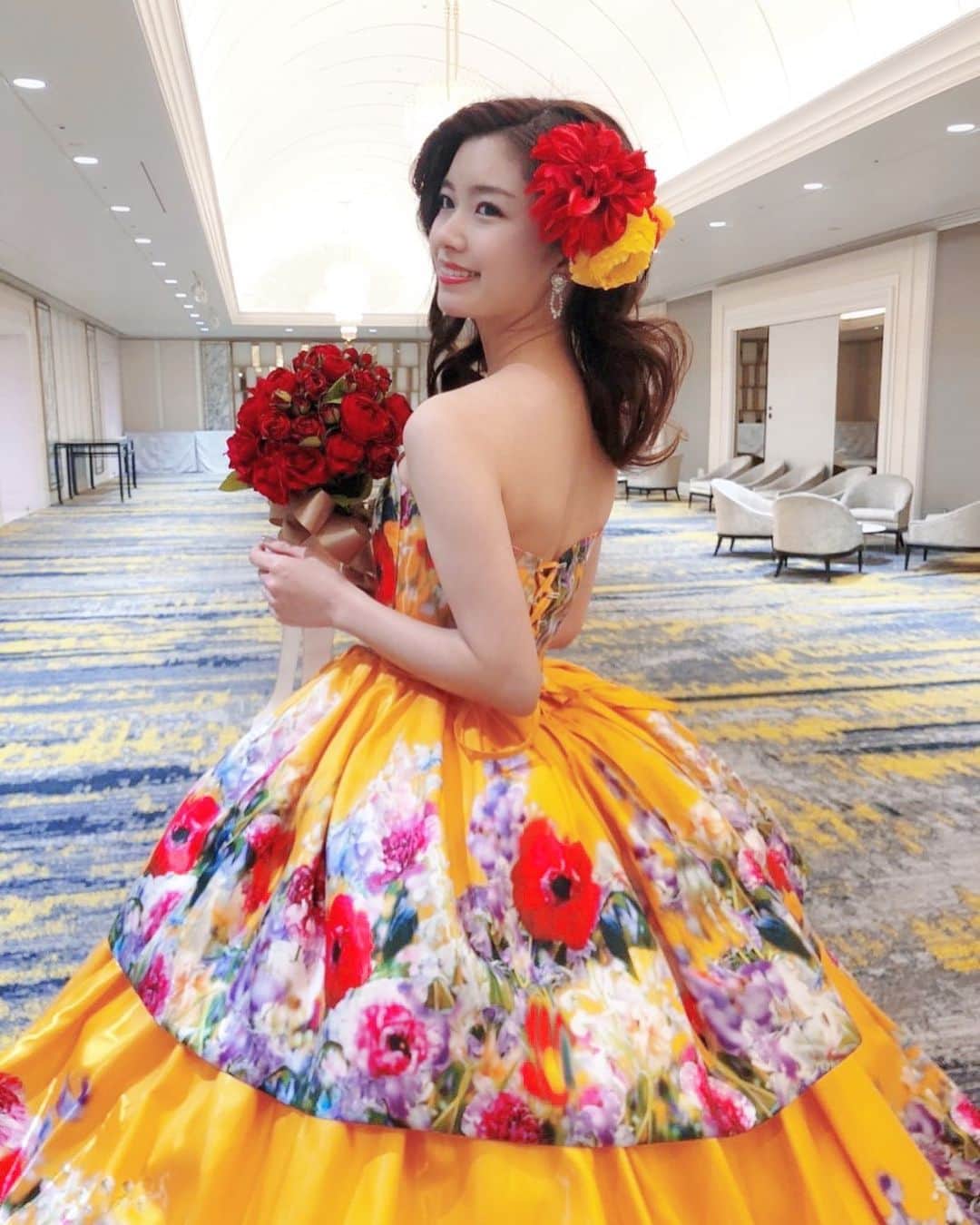 八軒あやねさんのインスタグラム写真 八軒あやねinstagram 蜷川実花さんドレス Sposablanca 母が パリの人みたーい と言っていました 笑 鮮やかなプリントと光沢のある生地 ボリューミーでエレガントさと可愛さ両方あるドレス 蜷川実花