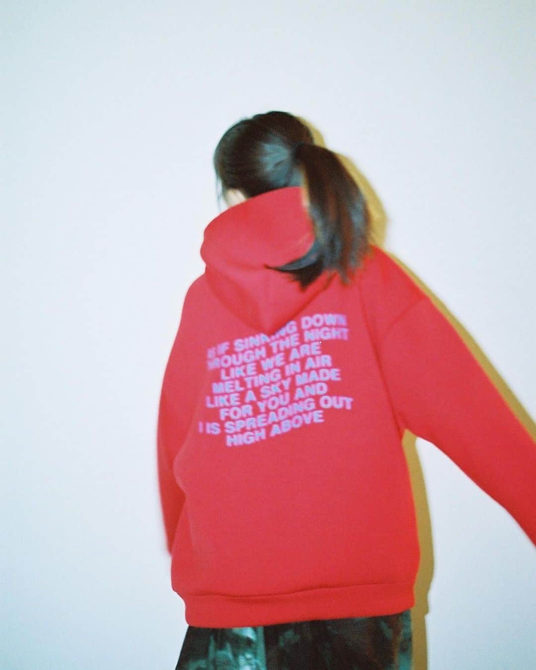 のインスタグラム：「YOASOBIのオフィシャルグッズ再販のお知らせ🗣 お洋服も小物も激かわなのでまだチェックしていない方は是非☺︎ YOASOBI スタッフ⇩ 好評いただいておりますYOASOBIオフィシャルグッズにつきまして、本日18時頃より若干数の追加販売を実施いたします。(一部のアイテムはお一人さま一点限りとさせていただきます) 欲しかったけど買えなかったという方、ぜひチェックお願いします🔥」