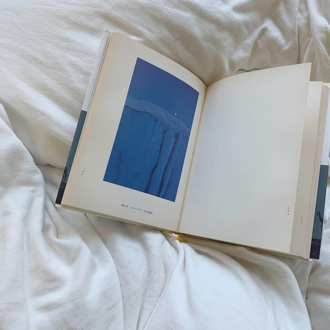 Tomomi Teradaのインスタグラム：「my favorite book🌛 月にまつわるお話の、短編集。 美しい景色の写真をはさみながら、月が世界各地を旅し、その地でおこるストーリーが綴られています📚 擬人化して現れたり、はたまた悪い魔女に捕まってしまったり…  たまに私の見るような夢がストーリーになってたりしてドキドキする💭 ファンシー野郎にお勧めの一冊です。」