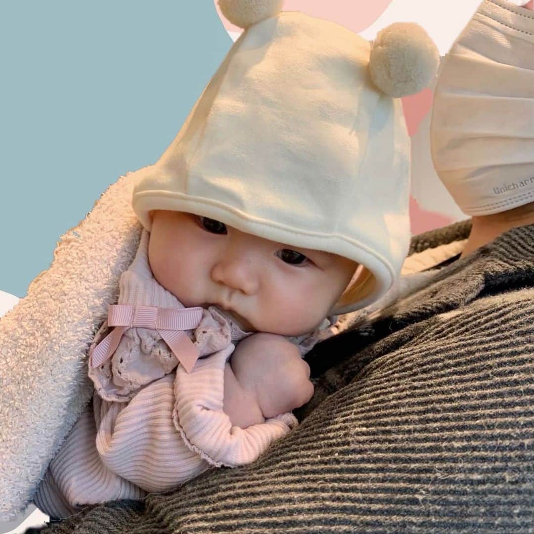 渡辺亜紗美のインスタグラム：「﻿ ﻿ じーっとこっちを見る﻿ 大きな帽子の白くまさん。🧸🤍﻿ ﻿ ﻿ ﻿ ﻿ #むちむちおてて﻿ #くまボンネット﻿ #ボンネット﻿ #赤ちゃんのいる生活﻿ #生後2ヶ月﻿ #令和2年ベビー﻿ #baby﻿ #babygirl﻿ #ベビスタグラム﻿」