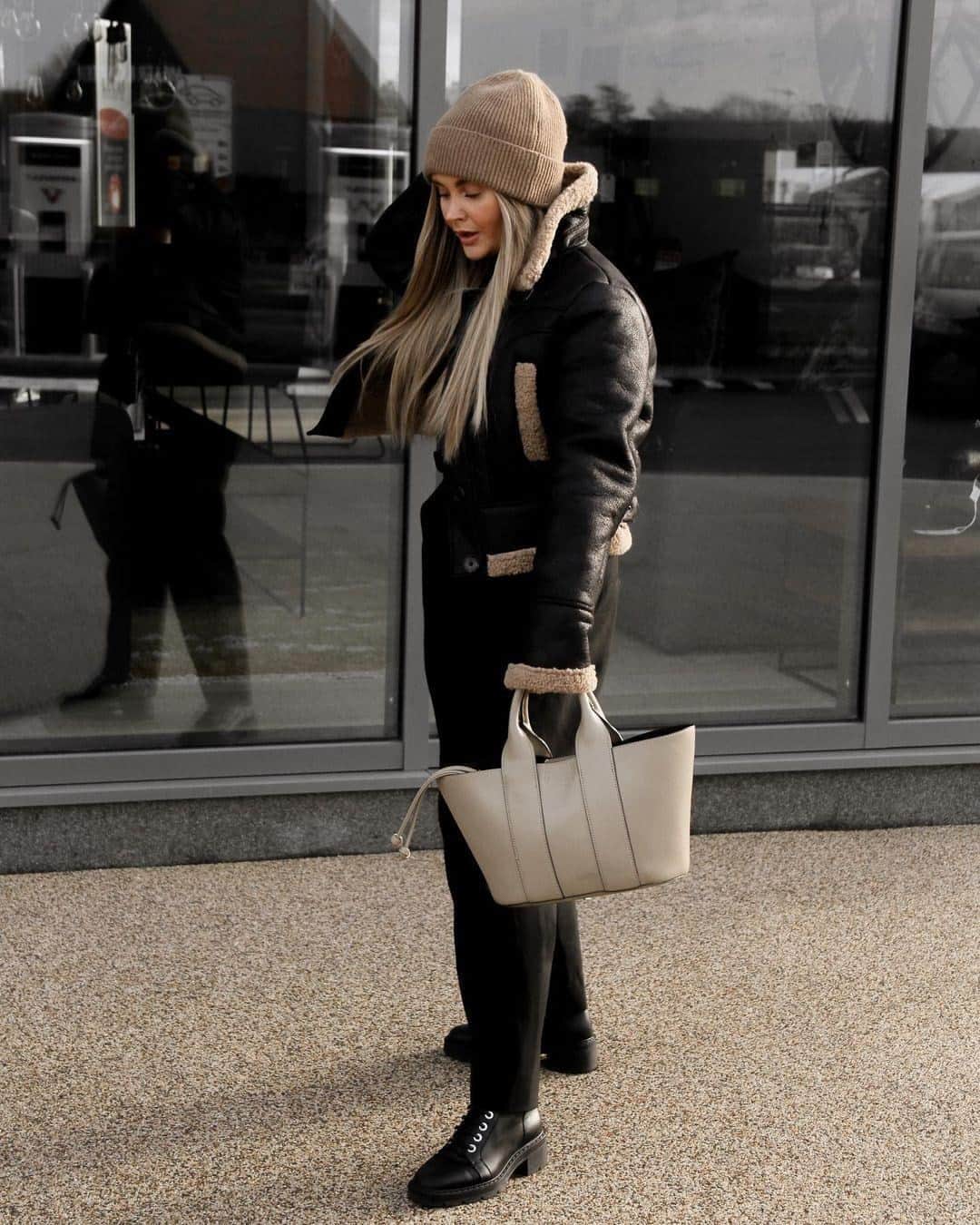 フレンチコネクションのインスタグラム：「Let your jacket do all the talking. The Belen Faux Fur Jacket as seen on, @chloejade_story 📷  #FrenchConnection #MyFC」
