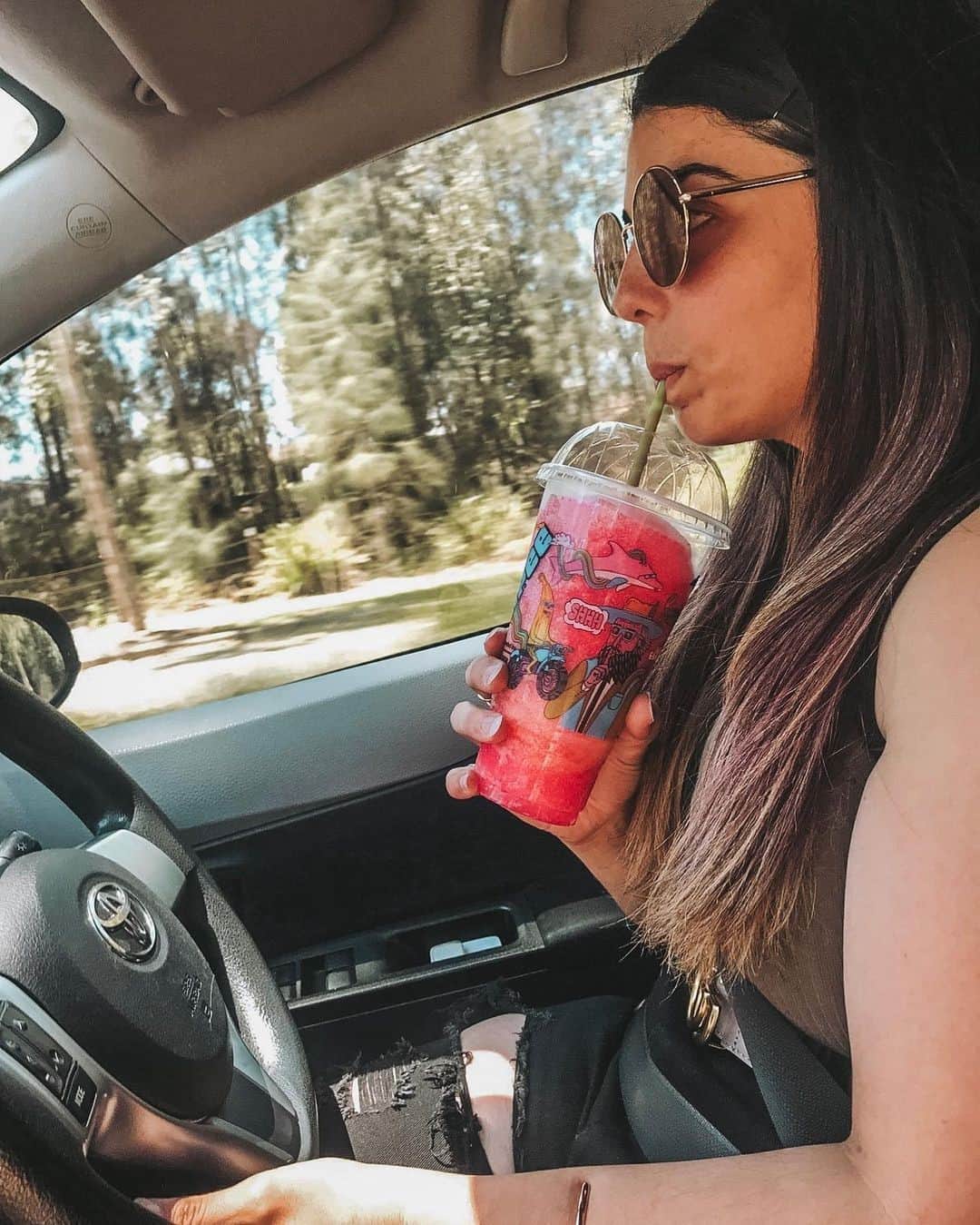 7-Eleven Australiaさんのインスタグラム写真 - (7-Eleven AustraliaInstagram)「Better together 💚 A BIG shout out to Slurpee for getting us through those long summer road trips. 🥰 #SlurpeeAus #7Eleven   📷: @kittycatrawr1」2月3日 17時30分 - 7elevenaus