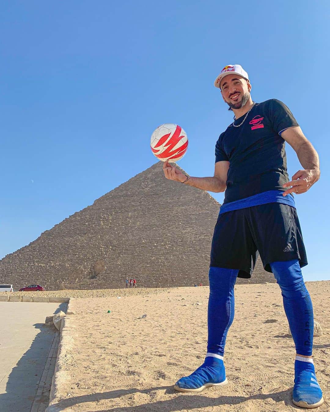 ショーン・ガルニエさんのインスタグラム写真 - (ショーン・ガルニエInstagram)「Egypt’akka 🇪🇬 The best balls on Urbanball.com ✨ @urbanball #SeanGarnier #Urbanballer #Football #Egypt」2月3日 17時30分 - seanfreestyle