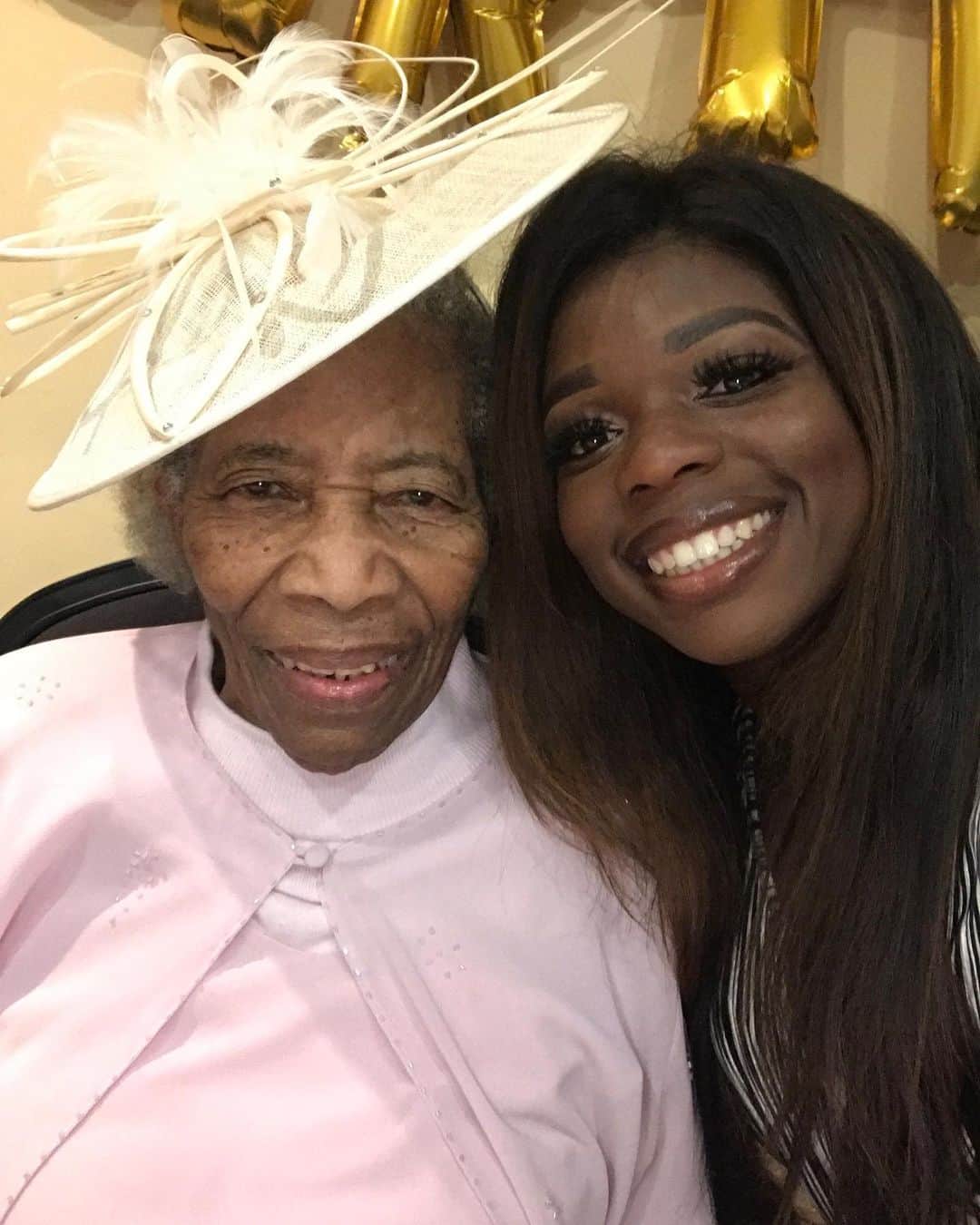 アシャ・フィリップのインスタグラム：「There are not enough words in the dictionary to describe my Grandmother. But what I will say is she was the best Grandmother I could ever ask for.   The last few of weeks have been so tough on my family and I. Losing her broke us! In our minds she was going to live forever. But today we lay her to rest.  We want to celebrate her life and how she touched so many people. How she brought three beautiful women into the world who will forever continue her legacy.   I will forever cherish the moments we shared, especially the funny ones when she would slide sweets/mints into my hand when I was younger without my mum seeing, or how she would break out into a song no matter where she was!   I'll always remember her cooking and honestly I admired her dress sense and loved her constant smile. She raised me to be strong and powerful, but most importantly taught me how to always believe in myself and how I can achieve anything.   I’ve never really touched on the subject of grief before. It's a horrible feeling and a rollercoaster of emotions. I have good days and bad days. Some days I put on a front when I leave the house, because I didn’t know my heart could feel such a way, so much pain but also happiness to know she has reunited with my Granddad. Losing someone you love is just tough. I'm just thankful I have amazing friends who have helped me and my family during this time xx  Being strong is the only option but if I'm honest I just want to hide away and wish it never happened. I’m guessing it will just take time. Just know I’m in no rush. I will truly miss her.  Thank you for all your kind messages, phone calls and love over the past few weeks, it really means the most. ❤️  Grandma I love you Have a Jesus Night x  P.S. Look after Lloyd 🕊️ ❤️」