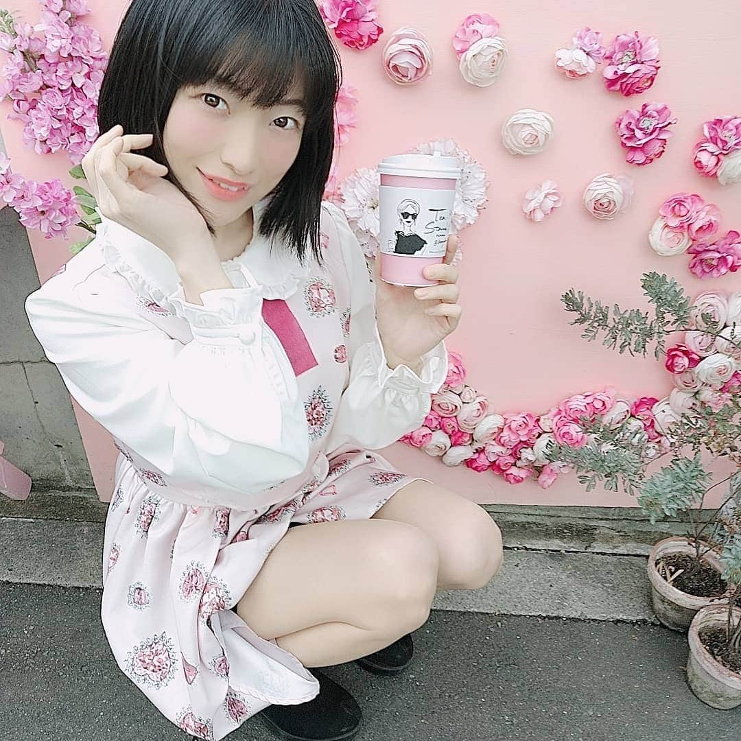 宮崎寿々佳のインスタグラム：「もうすぐ春ですね🌸  ただいまミクチャでイベント参加中〜💗💗今回は動画にLikeをするだけで応援になっちゃうよ🎶  二枚目の画像にミクチャのID書いてあります✨  イベント主催者さんのお店【TeaStand...7 harajuku】に早速行ってきました💗💗 無糖も甘いのもホットもアイスティーもどれも紅茶美味しくて、毎日飲みたくなっちゃった😳💗💗  毎日カフェでドリンクをテイクアウトしてから配信してる私からしたら外せないイベント💓💓 一緒に頑張ろうね！  #ティースタンドナナ #liver #ライバー #原宿カフェ #穴場カフェ #カフェ大好き #私のカフェ時間 #私服 #アンクルージュ #ankrouge #mixchannel #ミクチャ #teastand7 #紅茶王子 #紅茶 #はらじゅく畑 #インスタ映えスポット #インスタ映え #映え活」