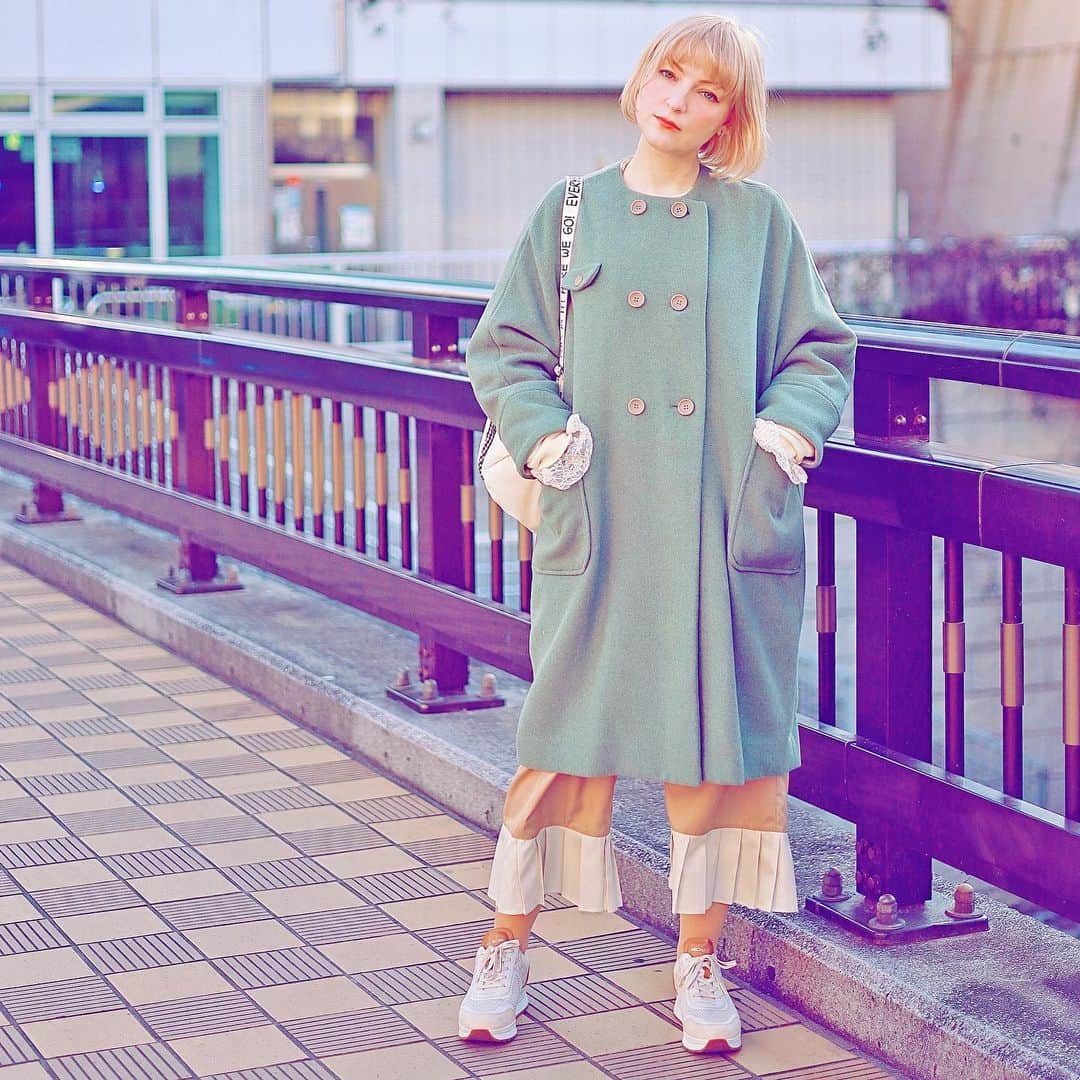 Jenyaのインスタグラム：「去年　@pdd1982pdd さんのキャンペーンで当選したコート。 オシャレ😌😭🥰  色合いはジェラトーニっぽくて、このコートでずっとディズニーシーにお出かけしたかったなぁ。 フリル付きパンツも　#poudoudou  スニーカー　@michaelkors  #michaelkors  #ootd #ootdfashion #japanesefashion  #bobhaircut #ボブヘアー #ブロンドヘアー #ママコーデ #イセタニスタ」