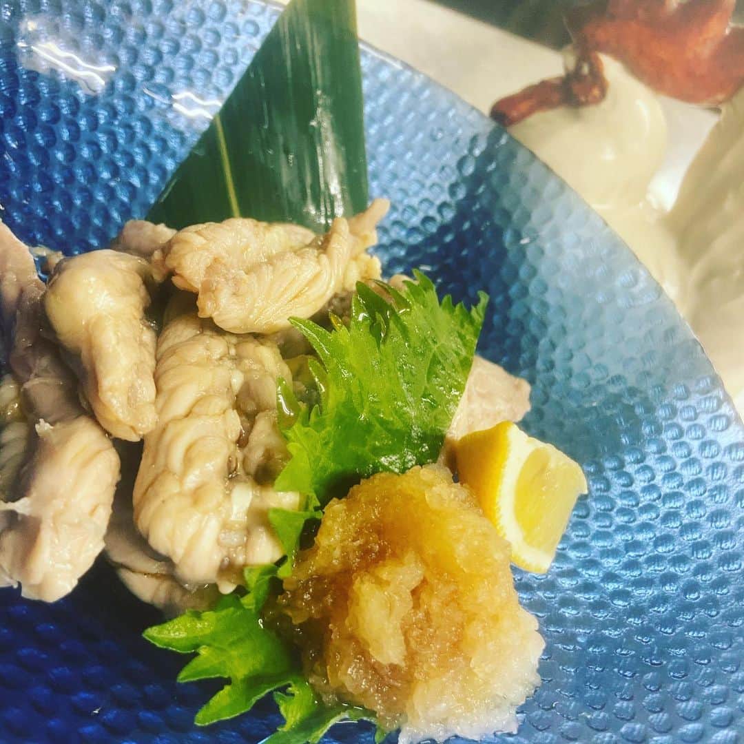 鶏魚 谷町のインスタグラム：「本日もお仕事お疲れ様です！ 谷町4丁目駅すぐ！ がぶ飲み酒場“鶏魚”です🐓  さあこちらは昨日のお客さんの 「何かポン酢が食べたい」に お応えしました突発メニュー！ お題を頂ければ何かご提案致します！  「せせりのおろしポン酢」¥500  #鶏魚#谷4#谷町4丁目#谷町#貝#海鮮#牡蠣#飲み放題#セルフ飲み放題#利き酒#利き日本酒#日本酒#唐揚げ#飯テロ#酒テロ#煙草#タバコ#🚬#喫煙可能店#昼飲み#昼呑み」
