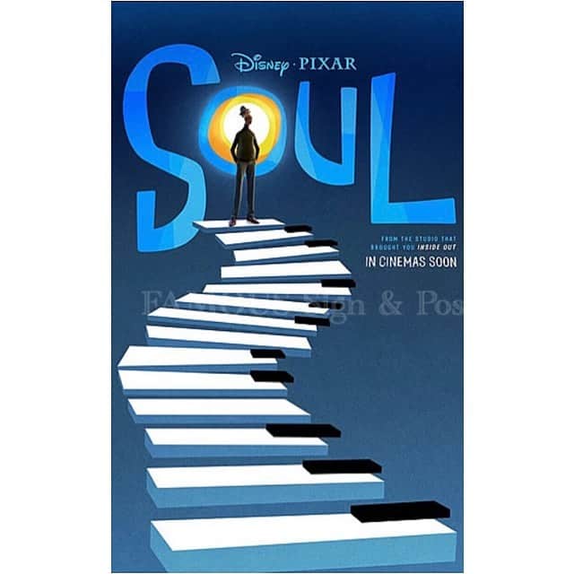睦のインスタグラム：「2月から、また Disney+に再入会。  ピクサーの新作、 SOUL。  邦題 ソウルフルワールド。  今の私には 染み渡りました。  どうしても最初は、 本国の 声優さんや言語、音楽を 聞きたい派です。  最近の吹替版は。  著名人の方が 抜擢されてるので どうしても有名な方だと、 お顔が浮かんでしまって 物語にダイブしきれなくて😭  せっかく 違う国の物語だから 物語だけに、 ぐっと入り込みたい派です。  余談ですが。  トイ・ストーリーの ウッディ の 唐沢寿明さんの どハマり具合だけには、 感動しましたねぇ。  だって、 お顔がそっくり😆  話はそれましたが、 ソウルフルワールド。  今、見ると より響く言葉もいっぱい。  まさに、 大人のアニメだと 感じました。  コロナの影響で 劇場公開はなく Disney +独占配信中だそうな。  ぜひ。  #ディズニープラス　 #disneyplus  #disney  #disneymovie  #disneymovies  #pixer  #ピクサー  #映画　 #movie  #movies  #ソウルフルワールド  #soul  #Worldafterdeath  #死後の世界　 #musicians  #jazzman  #ジャズマン　 #ジャズ　 #jazzin  #jazzpiano  #music  #cool  #カッコイイ  #ssw  #lyricist  #artist  #model  #モデル　 #井上睦都実 #睦」