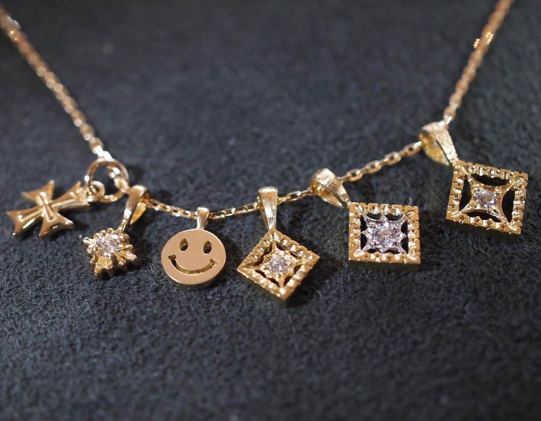 常岡康弘のインスタグラム：「K18YG / smile & cross & diamond necklace. . イタリア.フィレンツェの伝統技法の透かし彫りを用いて製作したダイヤモンドネックレス & スマイル & クロス✨ . #tsuneokajewelry#ダイヤモンド#ネックレス#フィレンツェスタイル#スマイル#クロス#ジュエリー#ユニセックス#fukuoka」