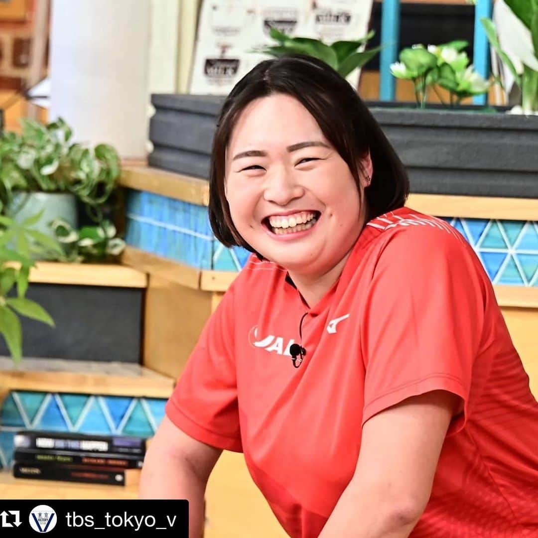 のインスタグラム：「スタジオ収録まだ2回目で、凄く緊張してたんですけど、みなさん優しくて、始まったらほとんどずっと笑ってました🤣😅  #Repost @tbs_tokyo_v with @get_repost ・・・ 収録中もずっと素敵な笑顔で とっても癒されました😳❤️  #smile queen   アカウントは #giantbaby 😳😳😳😳」