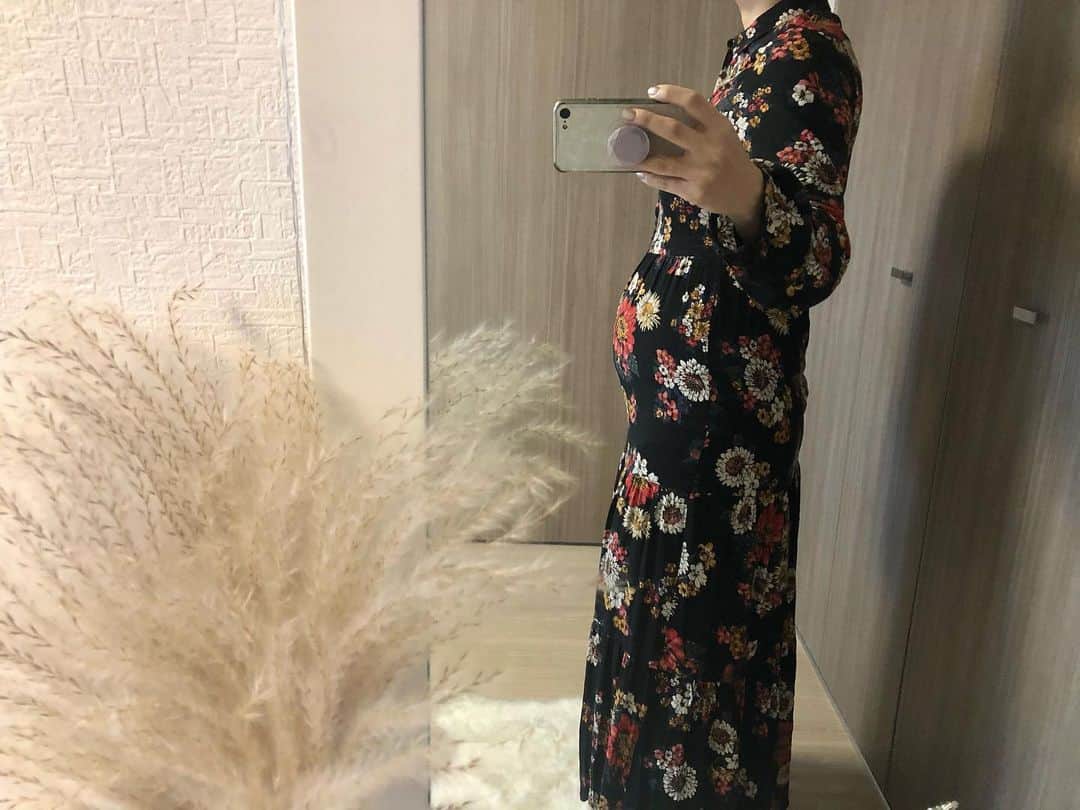 ◆miki◆のインスタグラム：「* * 本格的に始動してます☺️ 尿漏れ問題🚰 * 突然襲ってくる クシャミの連発に 全っ然対応し切れてない わしのデリケートゾーン🤫  しっかりしてくれよ‼️ わしのデリケートゾーン‼️  もうこうなったら 整骨院行くしかないね🤷🏼  気付けば マタニティライフ折り返し地点🤰🏻  6ヶ月突入してます🌿  #尿漏れ #尿漏れ問題 #デリゲートゾーン #母ちゃんのootd #ママファッション #ママコーデ #マタニティコーデ #マタニティファッション #ぷんにー #妊娠6ヶ月  #ポンポコリン #maternity」