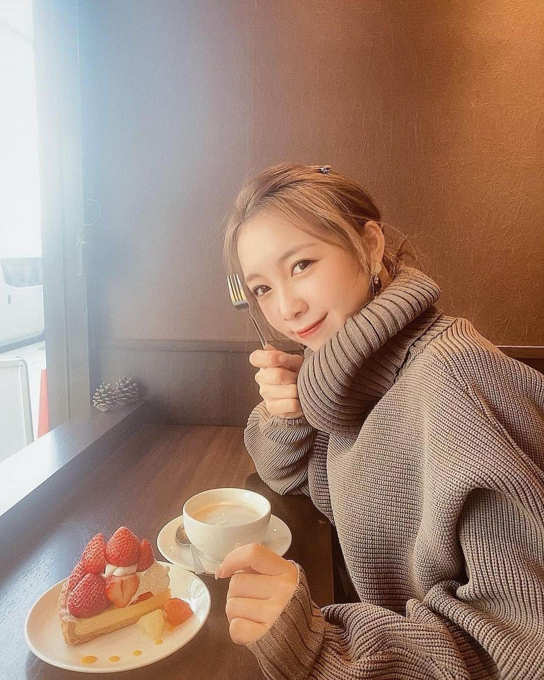MIYUのインスタグラム：「本日は🐼のスタメン入りしてる﻿ フルーツのお店の﻿ こちら甘〜い苺のタルト🍓﻿ ﻿ ﻿ お上品にキメテミマシタ。(笑)﻿ ﻿ ﻿ ﻿ ﻿ ﻿ ﻿ ﻿ 昨日は結局、﻿ 豆まき忘れていました🙃🙃﻿ ﻿ ﻿ ﻿ ﻿ 気付いたらお風呂に2時間くらい入っていて﻿ 上がってきたら、母🐼が﻿ めっちゃ小さい顔が見え見えの鬼のお面と﻿ でんでん太鼓を鳴らしながら、﻿ お風呂上がりの私に﻿ 「悪い子いねぇ〜が〜👹」と近付いてきました(笑)﻿ ﻿ ﻿ ﻿ それなまはげやん。(笑)﻿ ﻿ ﻿ ﻿ 楽しそうだったのでツッコまず﻿ そのままです。🙃🙃🙃﻿ ﻿ ﻿ ﻿ ﻿ ﻿ 今日は節分の日じゃないんですね〜！﻿ 不思議な感じ🦭﻿ ﻿ ﻿ ﻿ ﻿ 今日も1日、お疲れ様でした♩﻿ 明日も頑張りましょう😊✨﻿ ﻿ ﻿ ﻿ #オリックス #Bs2021 #BsGirls #オリ姫﻿ #野球 #プロ野球 #オリックスバファローズ #超革新系﻿ #野球女子　#野球好き　#京セラドーム大阪﻿ #オリックス女子 #インスタ野球女子﻿ #ケーキ #タルトケーキ #カフェ #カフェ巡り﻿ #ヘアアレンジ #簡単ヘアアレンジ #ウルフカット﻿ #좋아요　#팔로우　#패션﻿ #baseball #ORIX #Buffaloes #osaka﻿ #MIYU #miyu_337  #🐼」