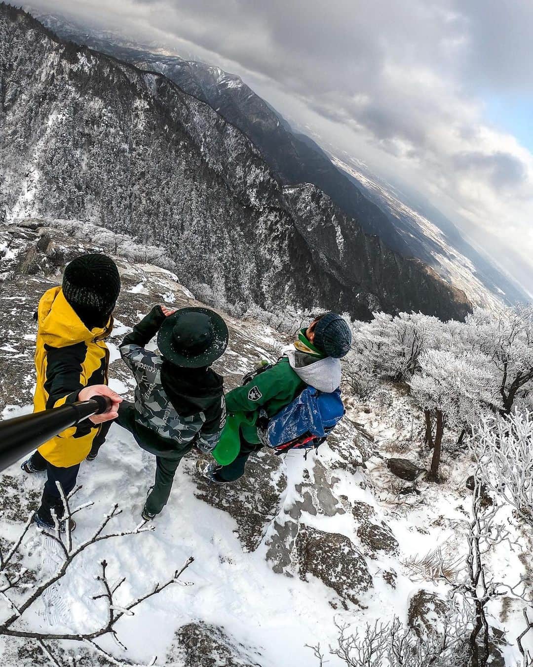 GoProさんのインスタグラム写真 - (GoProInstagram)「仲間達と雪が積り始めた #御在所岳 を登り絶景をとらえた @takuma___0117 の一枚 📷⛰  ❗️❗️ #GoProSnow チャレンジ開催中！ 🌨 GoPro で撮影したスノーコンテンツを大募集。フォト・ビデオを #GoProアワード に応募すればビデオは $500、フォトは $200 をゲットできるかも！？💰 複数人受賞可能。今すぐ応募しよう！応募先は @GoProJP プロフィールのURLから。  #GoPro #GoProJP #GoProのある生活 #登山 #三重 #滋賀 #山 #トレッキング」2月3日 17時47分 - goprojp
