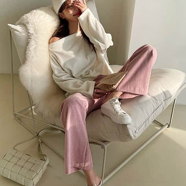 3rd Spring Official Instagramのインスタグラム：「.﻿ ﻿ 【  #NANING9 】﻿ .﻿ .﻿ ﻿ コーデュロイブーツカットパンツ🌿﻿ パステルカラーで春先取り🌸✨﻿  裾に向かって広がるフレアなシルエットで、脚長効果◎﻿ カジュアルからきれいめまで、幅広いテイストのコーディネートに大活躍👌🏻﻿ .﻿ .﻿ ✨price: ¥9,020﻿ 🌈color:  全3色﻿ .﻿ 🔎: ng-21p-023﻿ .﻿ ﻿ ハッシュタグのついた商品はこちらのアトで紹介させていただきます➡️ #3rdspring﻿ ﻿ 3rd Spring(サードスプリング)は旬な韓国ブランドを一気にチェックできるサイト👖﻿ ﻿ #3rdspring #秋コーデ #autumn #韓国ファッション #韓国 #🇰🇷 #トレーナーコーデ  #トレーナー  #プチプラコーデ  #シンプルコーデ #ママコーデ  #着回しコーデ #カジュアルコーデ ﻿ #A/W#楽ちんコーデ#ウィンターコーデ#ss #パステルカラー #コーデュロイパンツ #フレアパンツ #春コーデ」