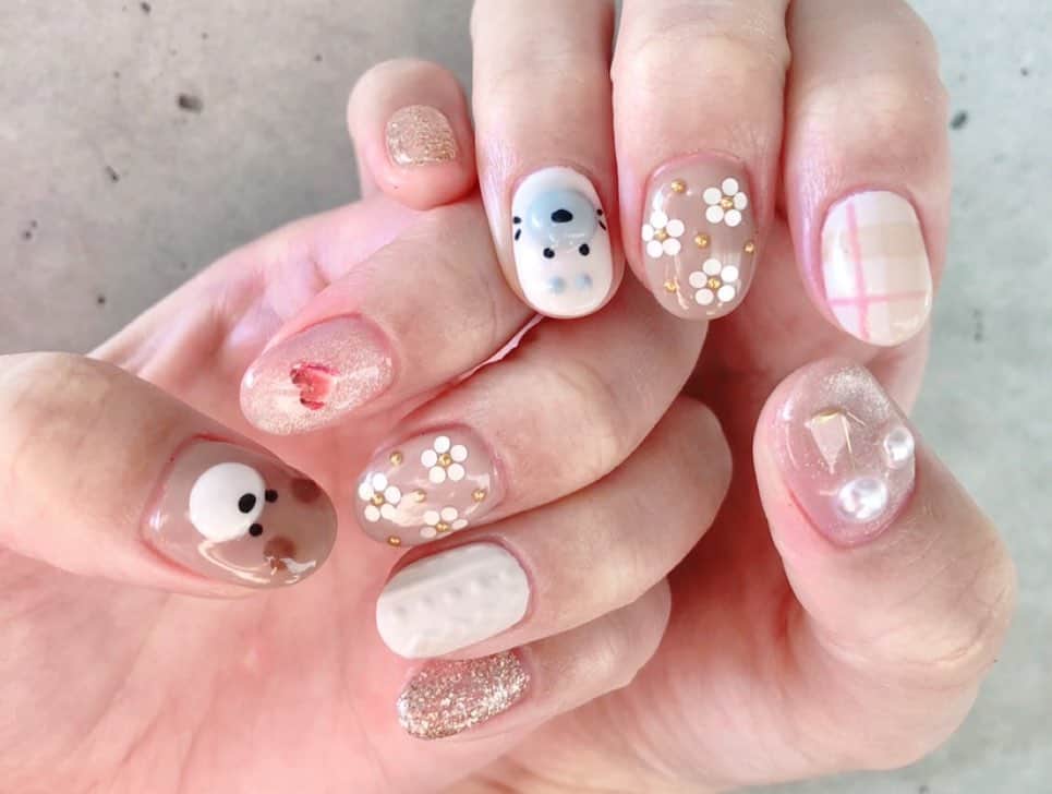三田寺理紗のインスタグラム：「かわいいネイルしてもらった〜🥰💅❤️  ネイルするのはほぼ初めてだったので前日は遠足の前の日みたいにわくわくでひた！  これもあれもしてみたいと話したら全部詰め込んでくれました🤤💕  すっごくお気に入り〜  おかげで爪かわいいのお誕生日過ごせましたっ✌️ わぁ〜い  #ネイル #ネイルデザイン #くまネイル #あざらしネイル #ニットネイル #マグネットネイル #さくらんぼネイル」