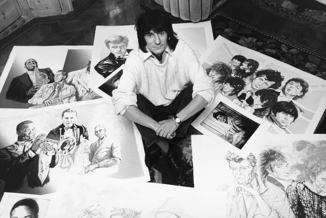 ロン・ウッドさんのインスタグラム写真 - (ロン・ウッドInstagram)「Ronnie, surrounded by some of his artworks 🎨😎」2月3日 18時07分 - ronniewood