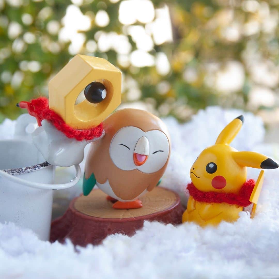 ピカチュウ公式Instagramさんのインスタグラム写真 - (ピカチュウ公式InstagramInstagram)「【今日のピカチュウ】 ピカチュウたちは雪の中でも元気いっぱい💪✨ …と思いきや、モクローはお昼寝中かな…❓💤 #pikachu #rowlet #meltan #pokemon #pikachu_snap #photooftheday #winter #snow #zzz #nap #ピカチュウ #モクロー #メルタン #ポケモン #冬 #雪 #お昼寝」2月3日 18時00分 - pokemon_jpn
