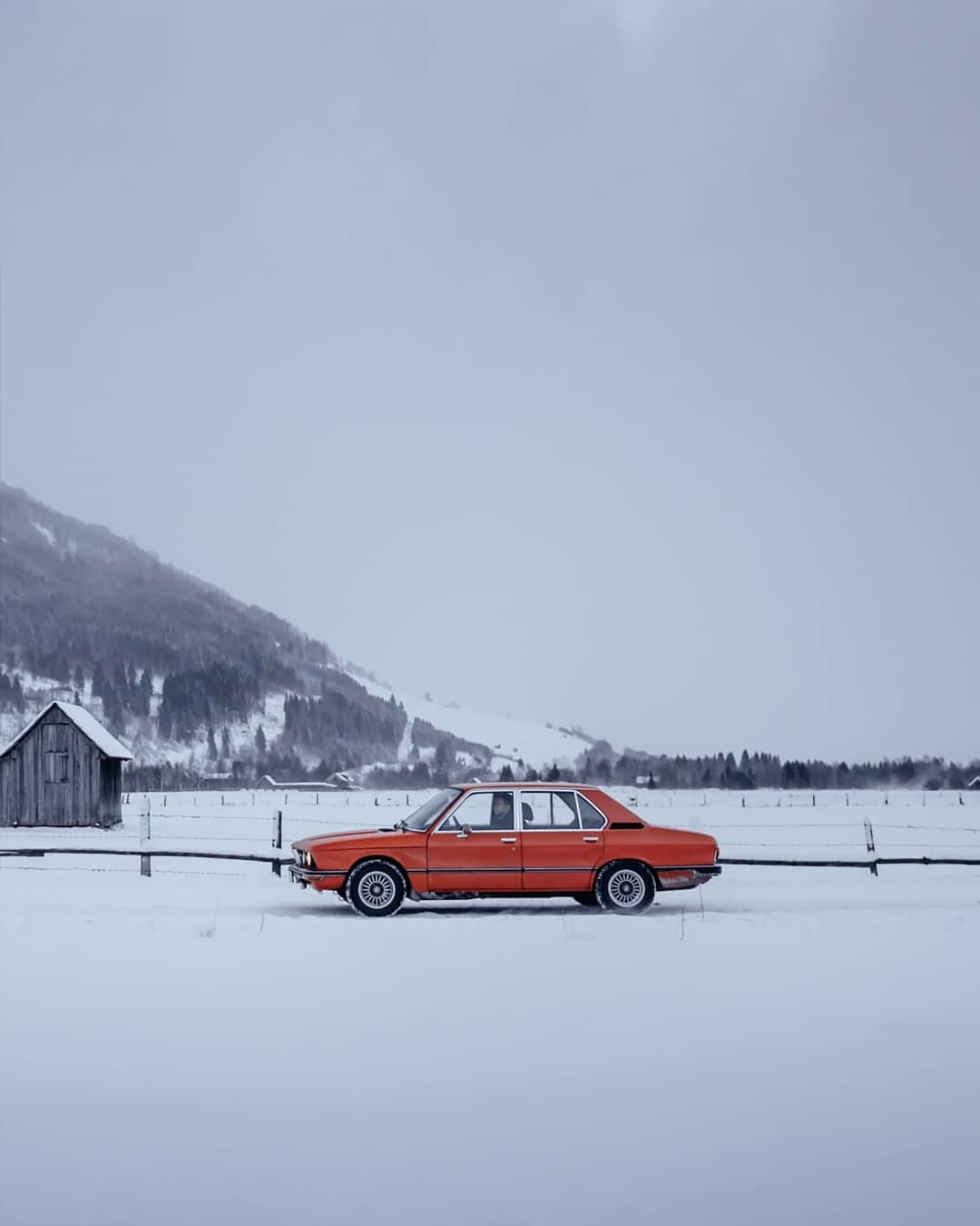 BMWのインスタグラム：「Great design always stays as fresh as the new snow.  The first generation of the BMW 5 Series. #BMW #5Series #BMWClassic @romanraetzke @bmwclassic」