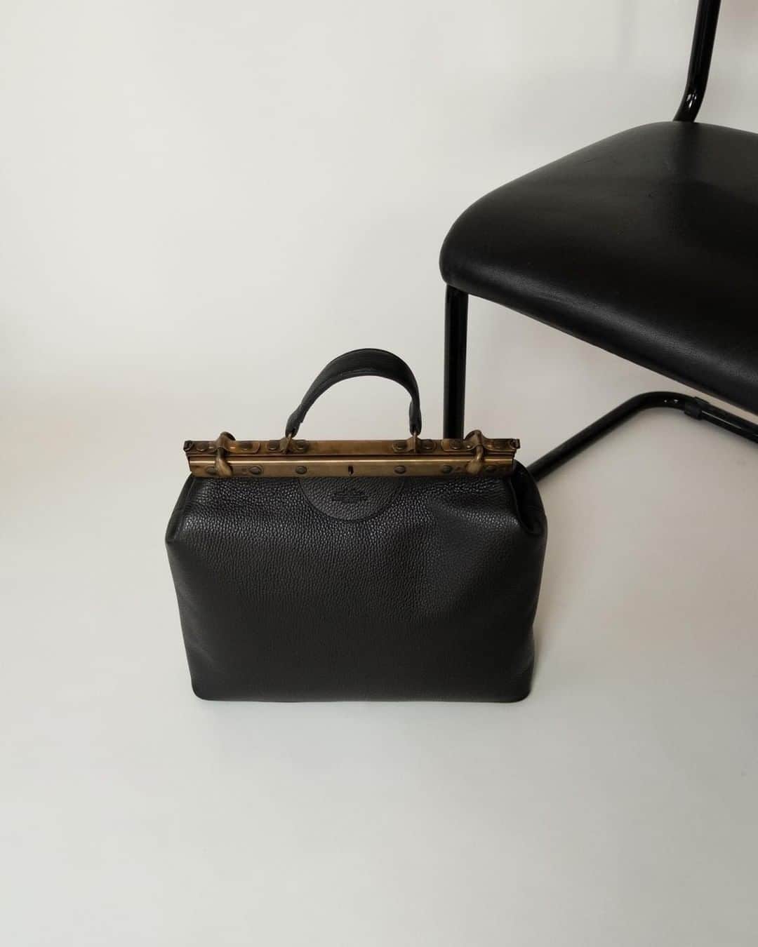 トラモンターノのインスタグラム：「Our iconic doctor bag now on sale!  tramontano.it  #Tramontano #TramontanoNapoli」