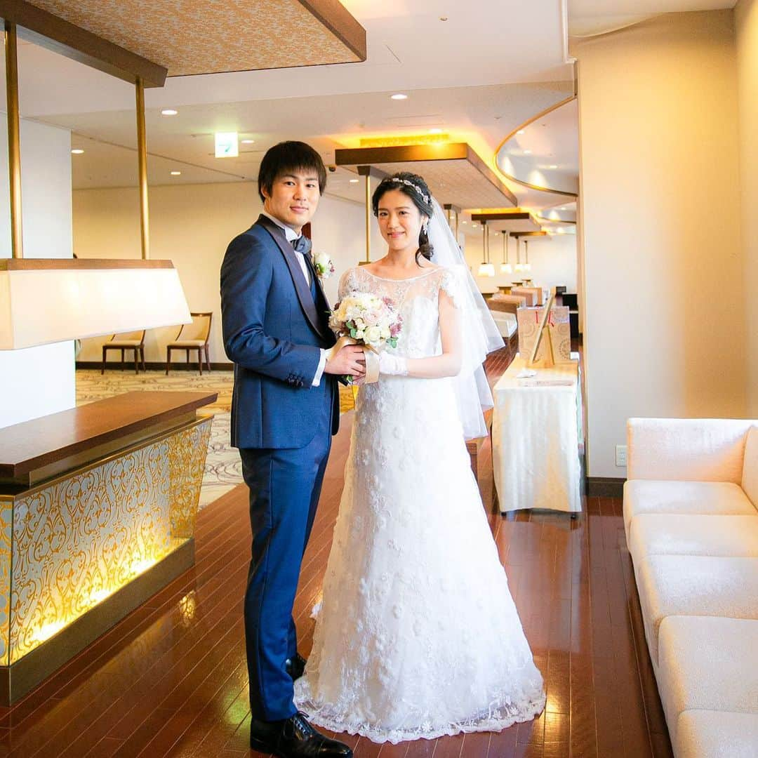 スイスホテルロマンスのインスタグラム：「【#スイスホテル花嫁 さまレポート】 カジュアルフォーマルな一枚。 [#SwissotelBrides Report]  Casual formal photo. #スイスホテル南海大阪  #スイスホテルウエディング  #スイスホテルロマンス  #大阪結婚式  #ホテルウエディング  #ホテル婚  #なんば  #なんば駅  #message  #letter  #swissotelnankaiosaka  #swissotelwedding  #swissotelromance  #osakawedding  #wedding  #hotelwedding  #osaka  #osakajapan」