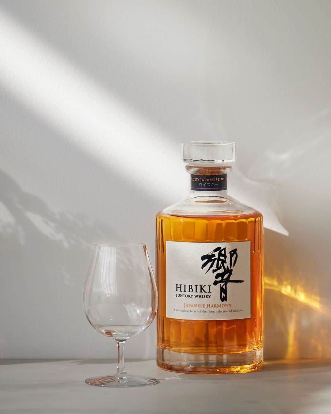 響 | SUNTORY WHISKY HIBIKIさんのインスタグラム写真 - (響 | SUNTORY WHISKY HIBIKIInstagram)「. HIBIKI TIME　～二十四節気・立春～  やわらかな光が、春の兆しを告げる頃 The gentle lights show the first sign of spring.  #hibiki #響 #二十四節気 #24seasons #立春 #risshun #初春 #earlyspring #テイスティング #tasting #ひとり時間 #alonetime」2月3日 18時03分 - suntorywhisky_hibiki