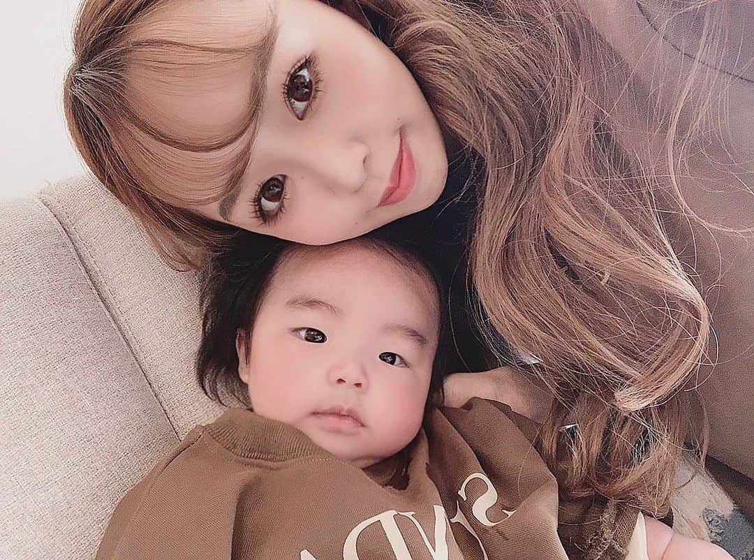さっぴちゃんのインスタグラム：「... . 癒しの息子👶🏼𓂃𓈒𓏸 . 君も怪獣になるのかな🦖ˎˊ˗ . 最近はあかりががっくんと前よりも 私が何も言わずとも 自分から遊ぼうとしてくれたり 相変わらずご飯をあげてくれたり . マットからズレたところにいたら コロコロ転がして戻してくれたり . ほっこりする場面が見られる機会が増えた♡♡ . 2人育児、あかりのイヤイヤ期もあって 大変なことも日々多いけど いつだって2人とも本当に大好き👧🏼👶🏼。 . . それと昨日DM少しお返事してあります✉️ まだ溜まっている物は少々お待ちください🥺 . . ………………………………(♡)……………………………… .」