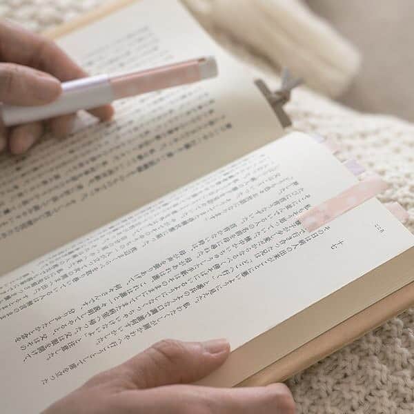LOHACO（ロハコ）さんのインスタグラム写真 - (LOHACO（ロハコ）Instagram)「＼大人女子にもピッタリ！パステル＆くすみカラーの文具たち／  子供っぽくならないパステルカラーや、淡い色づかいのくすみカラーの大人も使える文具が販売中♪  春に向けて、身の回りの文具を新たに取り揃えて気分をアップさせれば、家事や仕事もはかどるかも！   おすすめは、新商品のパステルカラーの「アラビックヤマト」と、くすみカラーの「ピットハイパワーS」。  SNSでも話題の商品たちがLOHACOにも入荷しました！  それぞれ5色展開で、中身は通常商品と変わらず機能性に優れた商品なので安心です。  その他、リトロの「ロールふせん」はケースに入った詰め替え用があるふせん。  ペンの様な形なので、ポーチや小物入れにも省スペースですっきりと収まり、持ち運びが便利ですよ。  合わせて使いたいお洒落なパステルカラーの「モノグラフ」は、シャープペンとMONO消しゴムがひとつになったシャープペン。  パステルカラーでも落ち着いた色合いなので、お仕事のお供にもぴったり。  お気に入りののりやふせん、シャープペンを買い揃えたら、使う時以外にもチラ見せできるKeptクリアペンケースに入れて持ち運ぶのがおすすめ！  カラーが豊富で、パステルカラーや、くすみカラーの他の文具とも相性ばっちりですよ。  自分の好きなカラーで選ぶのはもちろん、他の文具と色味を合わせるのも統一感が出るのでおすすめです◎  ぜひ一度チェックしてみてください♪  ＿＿＿＿＿＿＿＿＿＿＿＿＿＿  ▼Instagramで紹介した写真の詳細は プロフィール @lohaco.jp から♪  ▼商品のURLはこちら https://685.jp/3tlADLP ＿＿＿＿＿＿＿＿＿＿＿＿＿＿＿   #限定カラー #パステルカラー #パステル #くすみカラー #スモーキーカラー #のり #スティックのり #アラビックヤマト #PIT #ロールふせん #フィルムふせん #モノグラフ #kept #keptクリアペンケース #ロハコ文具 #文具女子 #文房具女子 #文房具 #文具 #文房具好き #文具好き #大人文具 #暮らしを楽しむ #日々の暮らしを楽しむ #暮らし #くらし #ロハコ #LOHACO #askul #アスクル」2月3日 18時05分 - lohaco.jp