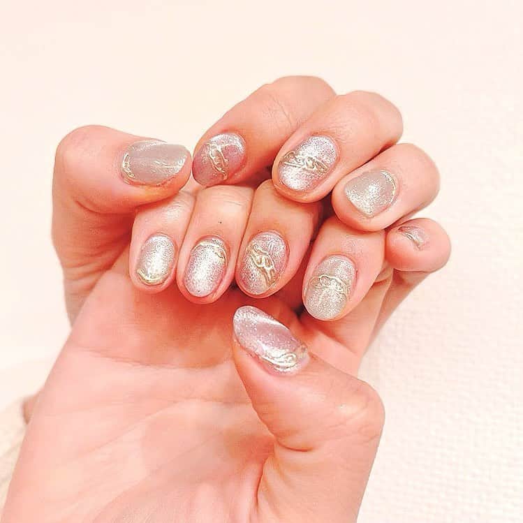 絹野志朋のインスタグラム：「. 今回のネイルも @salon_doudou さんで❤︎  早い！可愛い！丁寧！キレイ！✨ ほんとにオススメのサロンさん💅  次回のネイルしに行くときは 大学の後輩ちゃんと一緒に行くんだ〜♪ 同時施術して貰えるの嬉しいよね🥰  いつも素敵なお仕上げして下さって ありがとうございます(๑ᴖ◡ᴖ๑)♡ . . #心斎橋ネイル #マグネットネイル #冬ネイル #冬ネイルデザイン #ミラーネイル #ネイルサンプル #ネイルデザイン #アルグラッドザタワー #大阪ネイル」