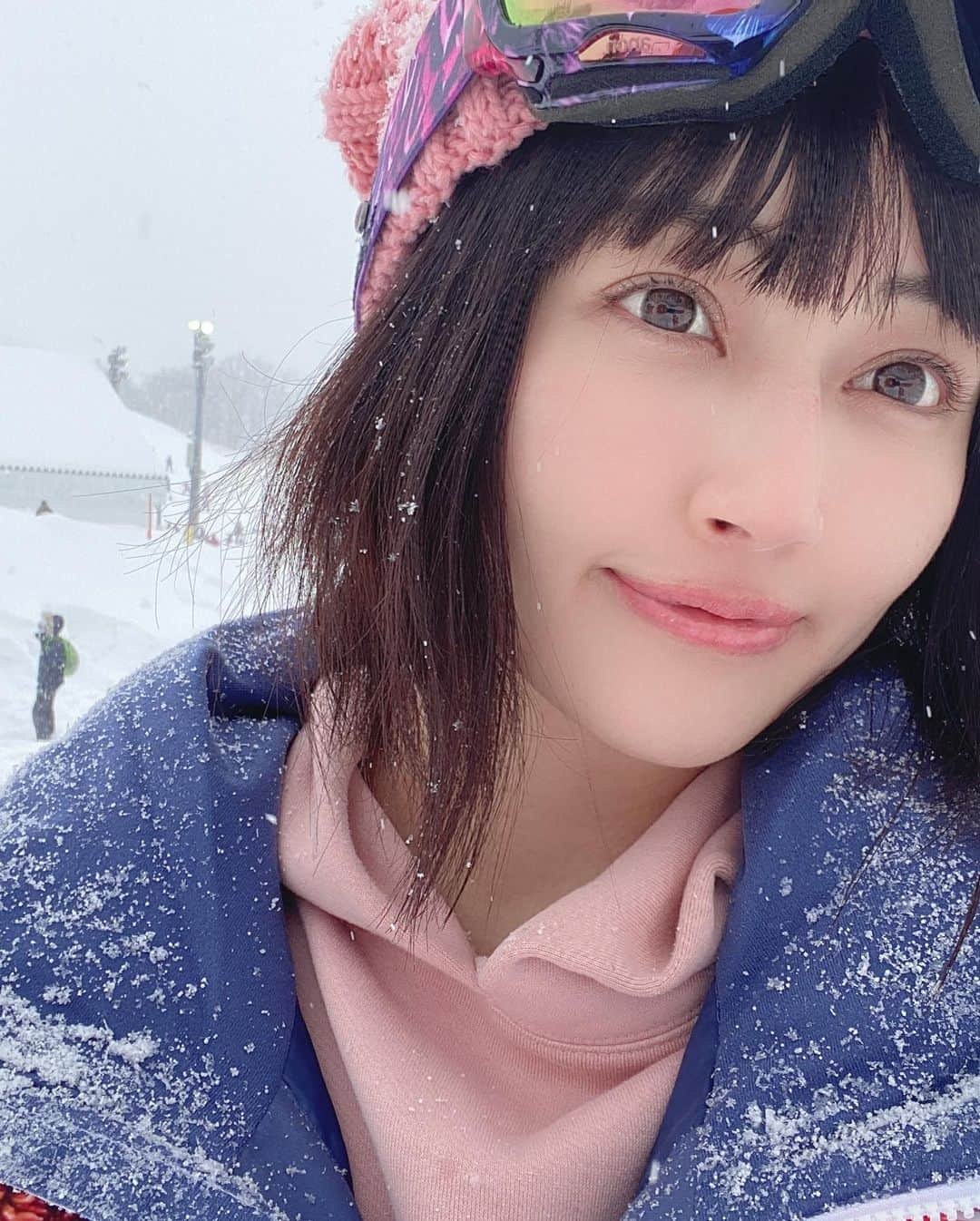 新藤まなみさんのインスタグラム写真 - (新藤まなみInstagram)「﻿ ﻿ スノボ撮影の一コマ🥳﻿ ﻿ ﻿ の、前に！﻿ お肌ぷるぷる🍑な先輩に紹介してもらって、﻿ 日比谷トータルクリニック﻿ さんにて #リジュランボトックス水光注射﻿ してきましたっ💉✨﻿ ﻿ 皮膚に穴を開けて成分を注入するんだけど、﻿ 痛そう、、😱😱﻿ ってビビってたのに全然平気でした！笑﻿ ﻿ ダウンタイムもほとんどなくて﻿ パンってハリが出て大満足💓💓﻿ 続けていきたいなぁ☺️☺️﻿ ﻿ ありがとうございました✨﻿ ﻿ #毛穴 #ハリ #潤い肌 に効果があるよ❤️﻿ #水光注射　#日比谷トータルクリニック　#女医　#中村仁美　#美肌　#毛穴レス　#毛穴　#ボトックス　#リジュラン水光注射なら日比谷トータルクリニック」2月3日 18時09分 - manami_official_