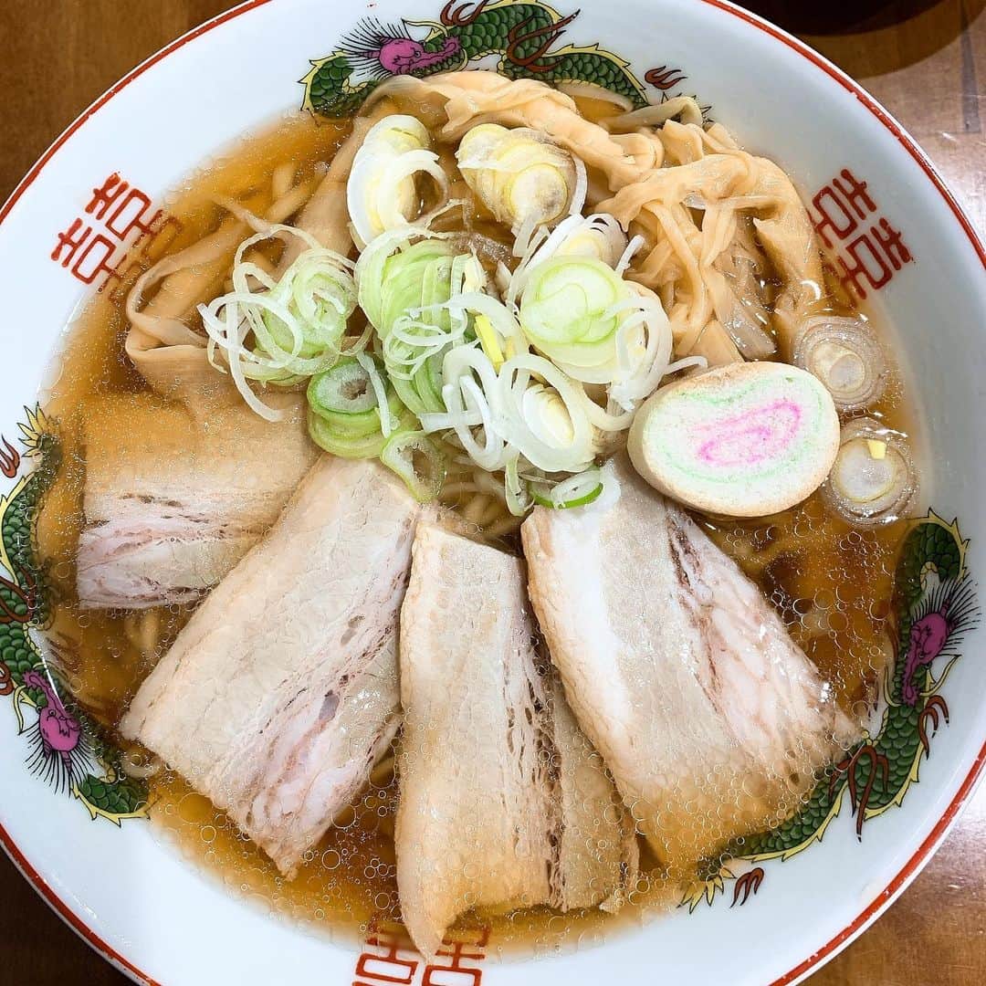 華月咲（さーちゃん）のインスタグラム：「🍜 #自家製麺中華そば番家 #喜多方ラーメン 醤油 ¥800 南越谷駅より徒歩１分。 ＊ 地元帰る途中下車駅の超近くに 喜多方ラーメンがあったなんて🥳 醤油or塩で選べて今回は醤油！！！！ デフォでこのボリューム感。すごい。 特製レベル。イインデスカ( ꒪⌓꒪)👏 チャーシューめっちゃ美味しかったし 麺もモチモチ💓店員さんも綺麗💓笑 ＋120円でネギ追加したらてんこ盛り！ ＊ 朝ごはん直後だったから無理だったけど 和え玉も美味しそうだったな〜✨ 喜多方ラーメンで珍しい気がする😳 お店、裏路地にあるから迷わないように！ ・ ・ #japan #saitama #koshigaya #ramen  #番家 #埼玉 #越谷 #越谷グルメ #埼玉ラーメン #越谷ラーメン #ご当地ラーメン #醤油ラーメン #自家製麺 #ラーメン #ラーメン女子 #ラーメン部関東 #ラーメン倶楽部 #ラーメン部 #麺スタグラマー #麺スタグラム #ラーメン好きと繋がりたい #ラーメンパトロール」