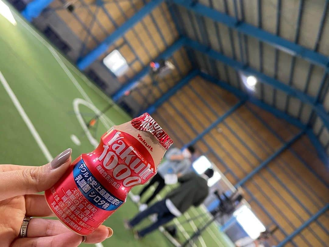 細田阿也さんのインスタグラム写真 - (細田阿也Instagram)「「Yakult（ヤクルト）1000」   この度　#静岡朝日テレビ にて放送されている「#Yakult1000」#CM に   PCR検査を受け、コロナ対策万全で  #ジュビロ磐田　#遠藤保仁　選手と出演させて頂きました。   撮影中　ボールタッチ、シュート、リフティング、足技などしなやかで軽やかで遊び心も満載ですが、正確。  技術の高さに圧巻でした！   普段から息子もヤクルトを飲んでいるので、今回のこのご縁とっても嬉しかったです。   Yakult1000は　#睡眠の質向上　#ストレス緩和　によいそうですね！   遠藤選手からも美味しい！とおすすめの声も頂きましたよ！  程よいスッキリとした甘さで飲みやすく私も毎日飲んでみたくなりました♪  皆さんもぜひ　#Yakult1000　ご賞味くださいませ！  @11aside_official  @yatto7_official  ステキな機会を 有難うございました！  #tops #pants → @jillstuart.jp」2月3日 18時14分 - hosodaaya