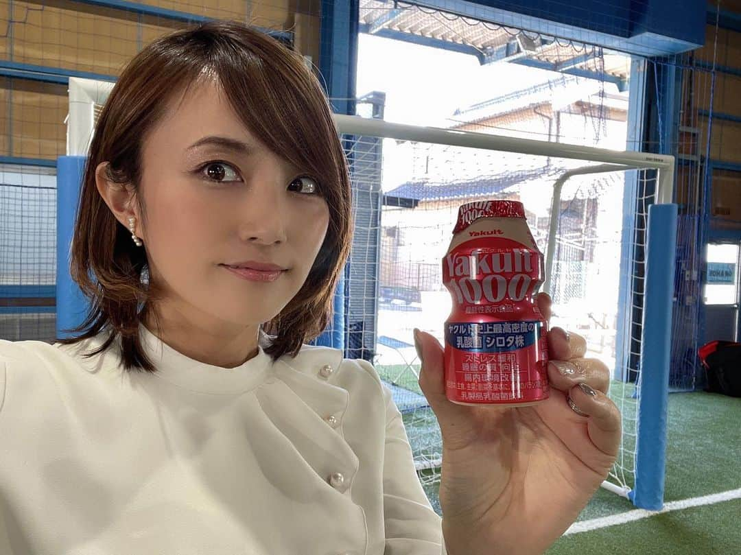 細田阿也さんのインスタグラム写真 - (細田阿也Instagram)「「Yakult（ヤクルト）1000」   この度　#静岡朝日テレビ にて放送されている「#Yakult1000」#CM に   PCR検査を受け、コロナ対策万全で  #ジュビロ磐田　#遠藤保仁　選手と出演させて頂きました。   撮影中　ボールタッチ、シュート、リフティング、足技などしなやかで軽やかで遊び心も満載ですが、正確。  技術の高さに圧巻でした！   普段から息子もヤクルトを飲んでいるので、今回のこのご縁とっても嬉しかったです。   Yakult1000は　#睡眠の質向上　#ストレス緩和　によいそうですね！   遠藤選手からも美味しい！とおすすめの声も頂きましたよ！  程よいスッキリとした甘さで飲みやすく私も毎日飲んでみたくなりました♪  皆さんもぜひ　#Yakult1000　ご賞味くださいませ！  @11aside_official  @yatto7_official  ステキな機会を 有難うございました！  #tops #pants → @jillstuart.jp」2月3日 18時14分 - hosodaaya