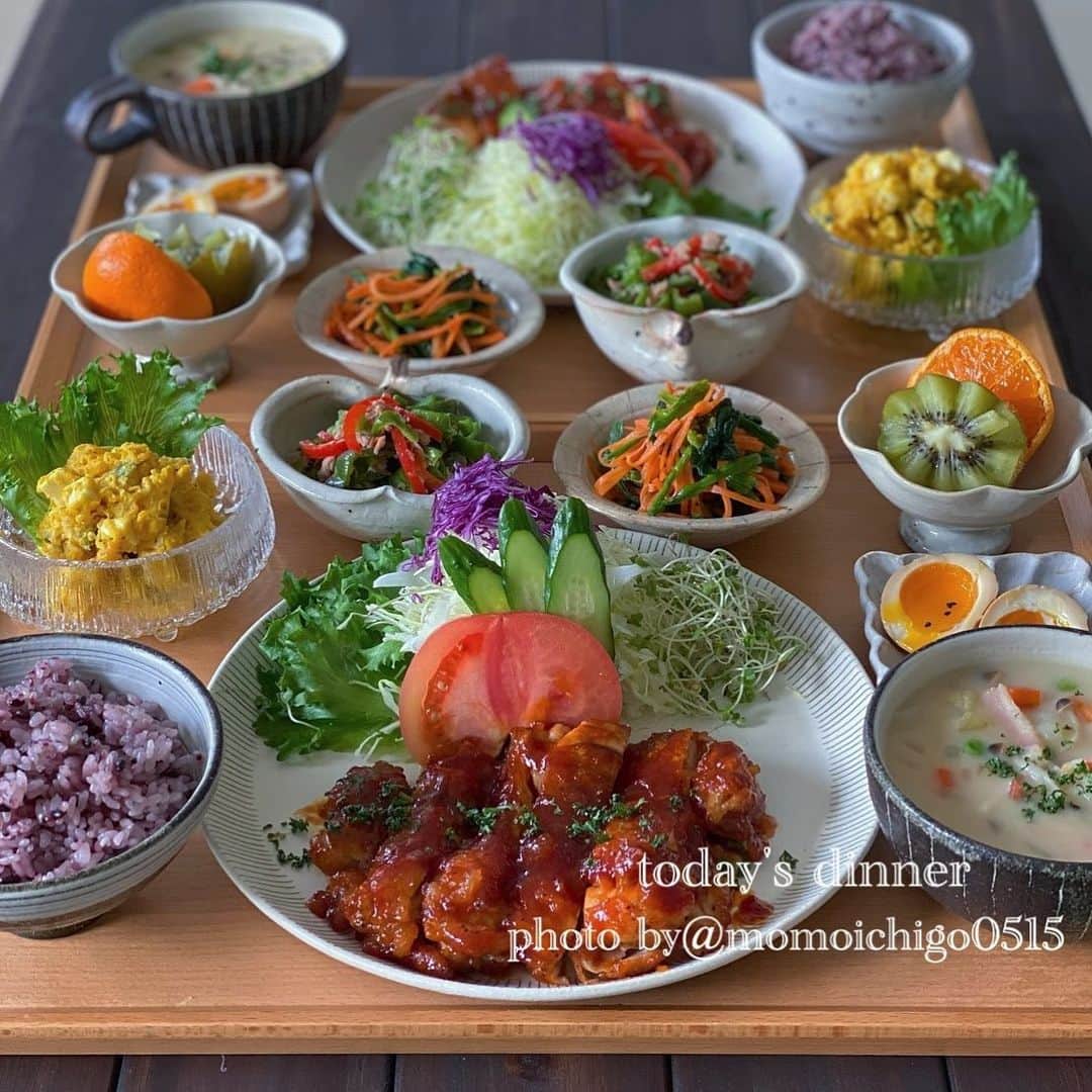YASUKO TAKESUEのインスタグラム：「. 今日のご飯…. . 今年の節分が2月2日だと知らなかったです😂💦 . 忙しくて 節分ご飯のお写真撮れてなくて😅💦 また来年作ります😂💦 . . 🌟チキンチャップ 🌟カボチャとクリチのサラダ. 🌟無限ピーマン 🌟ほうれん草と人参のナムル. 🌟味玉 🌟お野菜たっぷりクラムチャウダー. 🌟フルーツ . . .  #晩ご飯#晩ごはん#夜ごはん#夕食#おうちごはん#おうちごはんlover#おうちご飯記録#うちごはん#食卓#手料理#手作りご飯#料理写真#器好き#器#器集め#献立#家庭料理#奥田章＃古谷浩一#food #foodstagram #foodphotography #foodpic #followｍe #instagood #instafood」