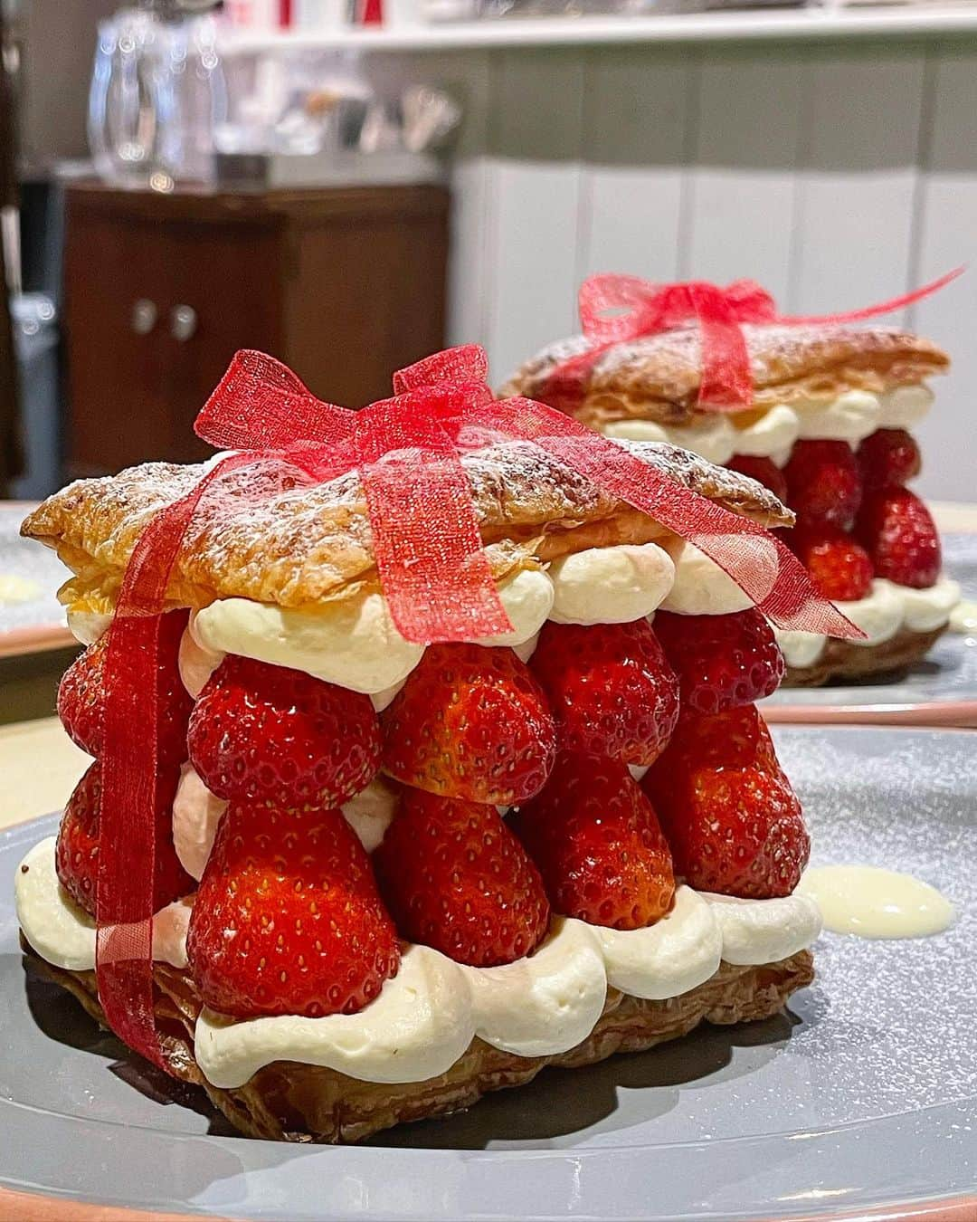 もーさんさんのインスタグラム写真 - (もーさんInstagram)「╰(*´︶`*)╯♡ ♡♡♡ 大須にあるカフェ🍓 ・ 📍だから、今日がよかったと思える。 @kyoyoka  ・ ◎コイチゴ16粒のミルフィーユ　　¥1500 　　(要予約です！) 今♡大人気で予約も困難らしい😆 少し前に行ってきたよ！ ・ リボン🎀で可愛くなった✨ いちご🍓のミルフィーユ🍓 可愛すぎたよ〜😍😍 ・ 緊張しながらリボンをとって🎀  バターのいい香りのミルフィーユ♡ パリパリで美味しい💕 クリームも甘過ぎなくて(*⁰▿⁰*) こんなに大きいのにペロリと食べられちゃったよ😋 ・ 可愛いスイーツはほんと癒される❣️ ・ 優しい店員さんにも癒されました💕 ・ ・ 〜＊〜＊〜＊〜 #大須カフェ #大須スイーツ#だから今日がよかったと思える #コイチゴ16粒のミルフィーユ #いちごスイーツ#ミルフィーユ#名古屋カフェ#名古屋カフェ巡り #名古屋カフェ部 #genic_cafe #genic_sweets #名古屋インスタ交流会 #あいなご #ナゴレコ#グルメディア#uwasalabo #travel #東海のカフェ時間 #retrip_cafe #retrip_nagoya #ナゴグル#ルトロン#フォトジェニック #かわいい #名古屋スイーツ#名古屋グルメ#大須グルメ」2月3日 18時19分 - mouusan