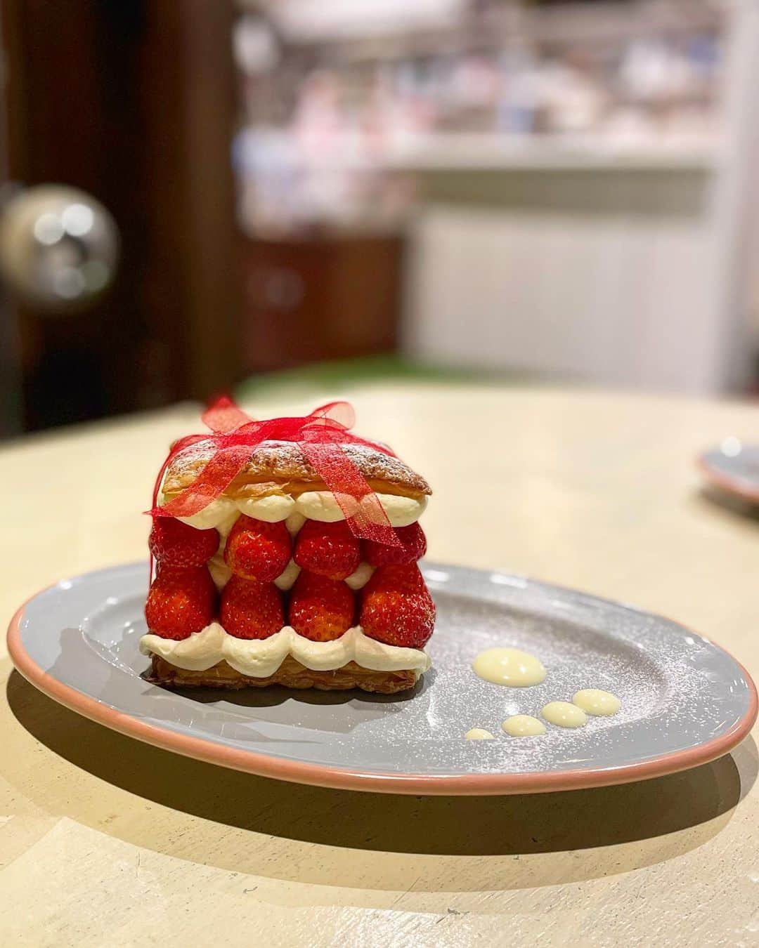 もーさんさんのインスタグラム写真 - (もーさんInstagram)「╰(*´︶`*)╯♡ ♡♡♡ 大須にあるカフェ🍓 ・ 📍だから、今日がよかったと思える。 @kyoyoka  ・ ◎コイチゴ16粒のミルフィーユ　　¥1500 　　(要予約です！) 今♡大人気で予約も困難らしい😆 少し前に行ってきたよ！ ・ リボン🎀で可愛くなった✨ いちご🍓のミルフィーユ🍓 可愛すぎたよ〜😍😍 ・ 緊張しながらリボンをとって🎀  バターのいい香りのミルフィーユ♡ パリパリで美味しい💕 クリームも甘過ぎなくて(*⁰▿⁰*) こんなに大きいのにペロリと食べられちゃったよ😋 ・ 可愛いスイーツはほんと癒される❣️ ・ 優しい店員さんにも癒されました💕 ・ ・ 〜＊〜＊〜＊〜 #大須カフェ #大須スイーツ#だから今日がよかったと思える #コイチゴ16粒のミルフィーユ #いちごスイーツ#ミルフィーユ#名古屋カフェ#名古屋カフェ巡り #名古屋カフェ部 #genic_cafe #genic_sweets #名古屋インスタ交流会 #あいなご #ナゴレコ#グルメディア#uwasalabo #travel #東海のカフェ時間 #retrip_cafe #retrip_nagoya #ナゴグル#ルトロン#フォトジェニック #かわいい #名古屋スイーツ#名古屋グルメ#大須グルメ」2月3日 18時19分 - mouusan