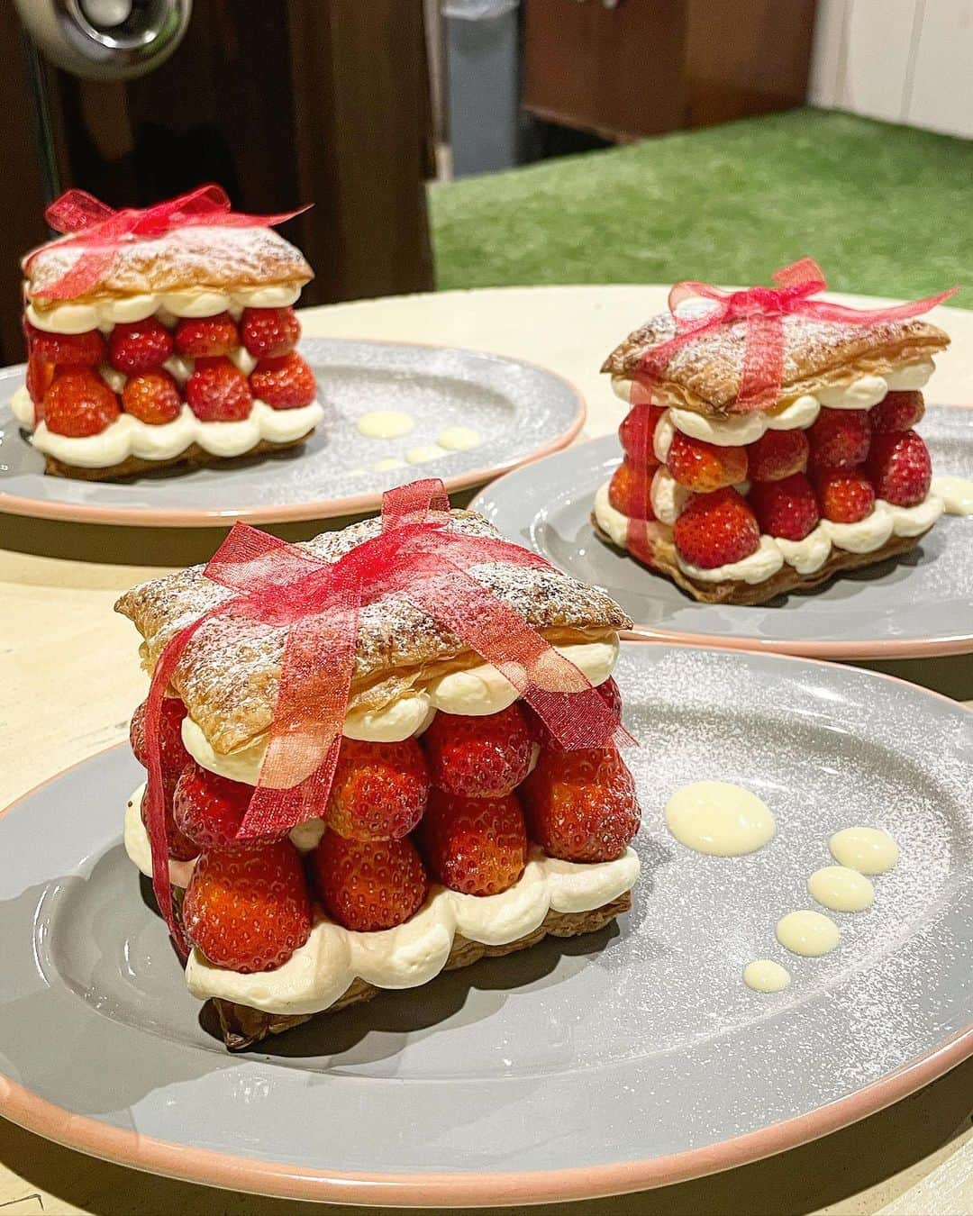 もーさんさんのインスタグラム写真 - (もーさんInstagram)「╰(*´︶`*)╯♡ ♡♡♡ 大須にあるカフェ🍓 ・ 📍だから、今日がよかったと思える。 @kyoyoka  ・ ◎コイチゴ16粒のミルフィーユ　　¥1500 　　(要予約です！) 今♡大人気で予約も困難らしい😆 少し前に行ってきたよ！ ・ リボン🎀で可愛くなった✨ いちご🍓のミルフィーユ🍓 可愛すぎたよ〜😍😍 ・ 緊張しながらリボンをとって🎀  バターのいい香りのミルフィーユ♡ パリパリで美味しい💕 クリームも甘過ぎなくて(*⁰▿⁰*) こんなに大きいのにペロリと食べられちゃったよ😋 ・ 可愛いスイーツはほんと癒される❣️ ・ 優しい店員さんにも癒されました💕 ・ ・ 〜＊〜＊〜＊〜 #大須カフェ #大須スイーツ#だから今日がよかったと思える #コイチゴ16粒のミルフィーユ #いちごスイーツ#ミルフィーユ#名古屋カフェ#名古屋カフェ巡り #名古屋カフェ部 #genic_cafe #genic_sweets #名古屋インスタ交流会 #あいなご #ナゴレコ#グルメディア#uwasalabo #travel #東海のカフェ時間 #retrip_cafe #retrip_nagoya #ナゴグル#ルトロン#フォトジェニック #かわいい #名古屋スイーツ#名古屋グルメ#大須グルメ」2月3日 18時19分 - mouusan