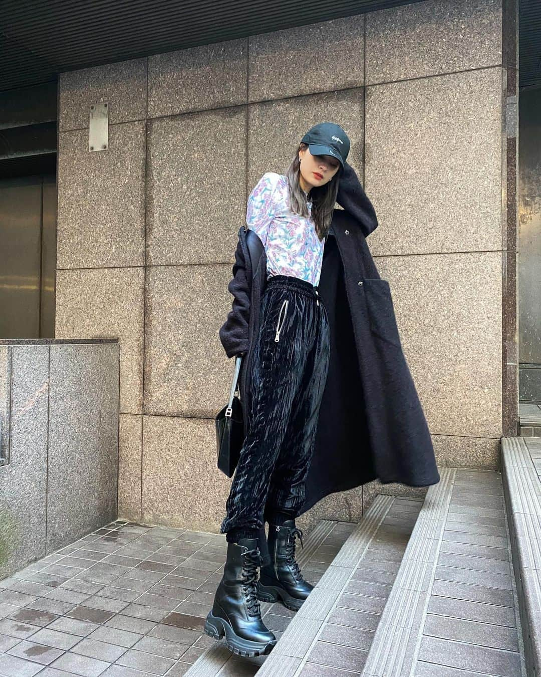 マギーさんのインスタグラム写真 - (マギーInstagram)「お昼間があったかくなってきて 嬉しいね🌷🦇🌷🦇🌷  Tops: @_charlesjeffrey  Botoms: @zara  Shoes: @miumiu  Bag: @prada  Cap: @yohjiyamamotoofficial @newerajapan  #时装 #패션피플」2月3日 18時21分 - maggymoon